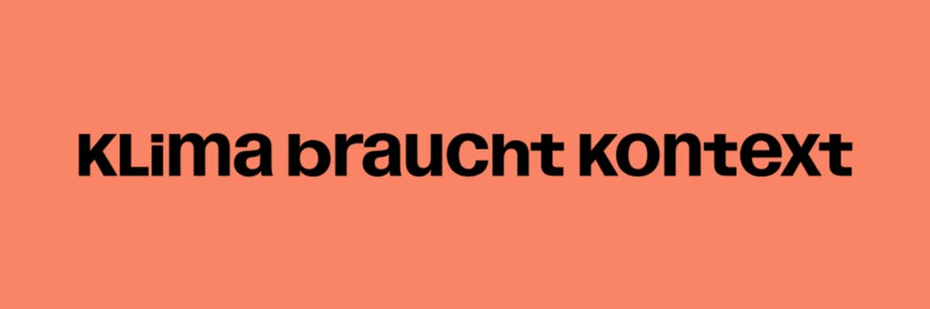 "Klima braucht Kontext" steht in schwarzen Buchstaben auf orangenem Hintergrund.