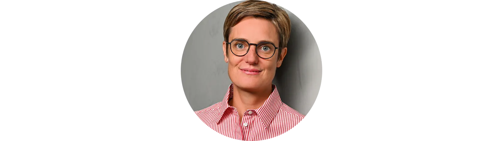 Die Autorin des Newsletters Nina Schick steht vor einem grauen Hintergrund.