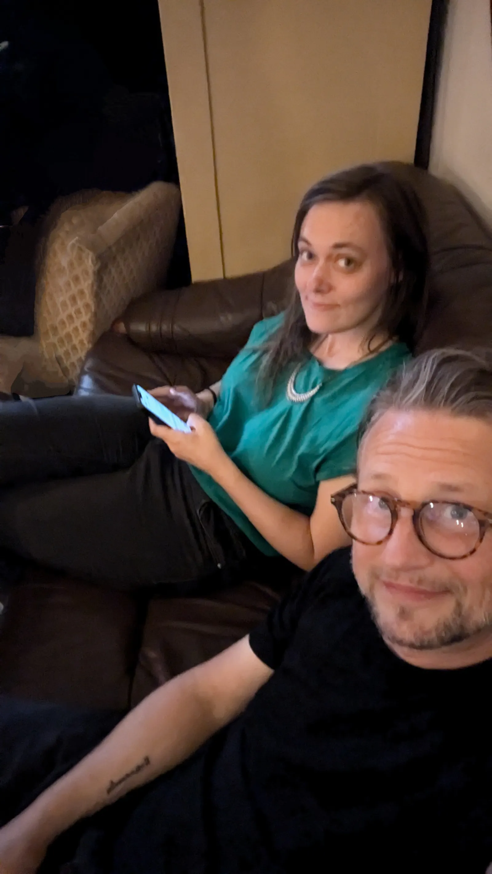 Das sind die Dichterin Jasmin Brückner und ich. Wir sitzen auf einem Sofa im Erfurter Lokal 'Nerly' und warten auf unseren Auftritt, bei dem wir unsere Gedichte vorlesen und uns spontan darüber unterhalten.