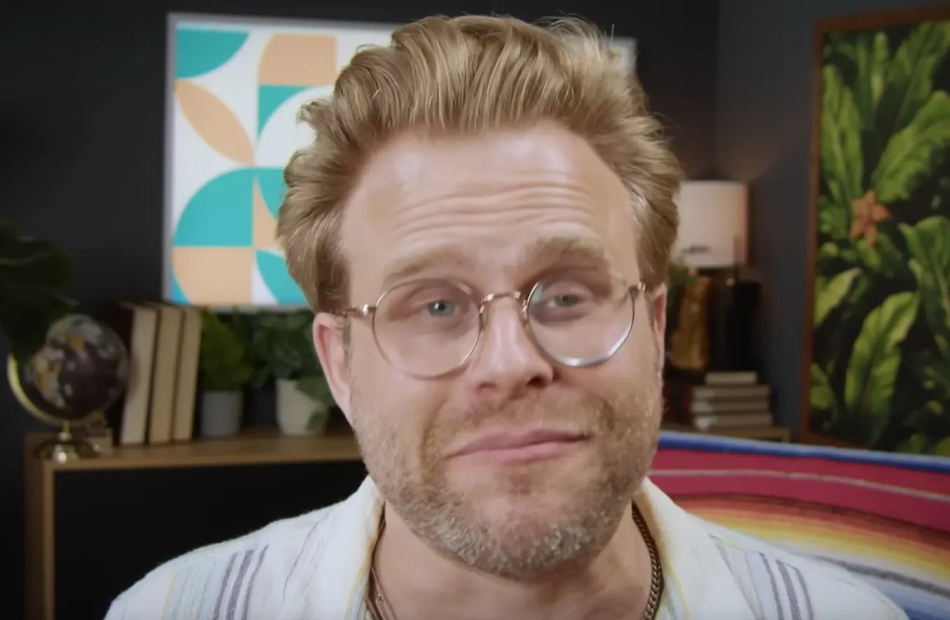 Adam Conover in seinem Entschuldigungsvideo.
