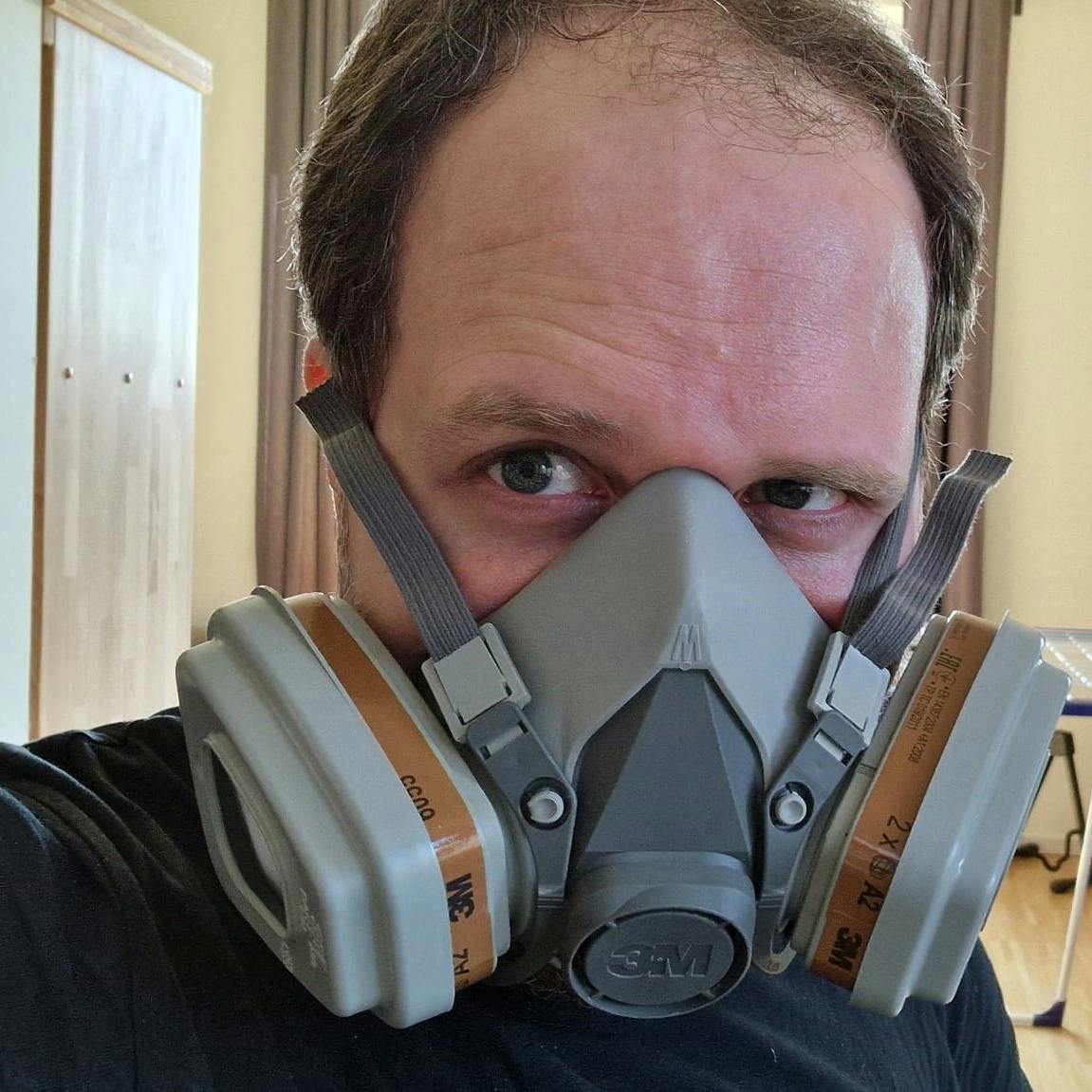 Alex hat eine Atemschutzmaske auf