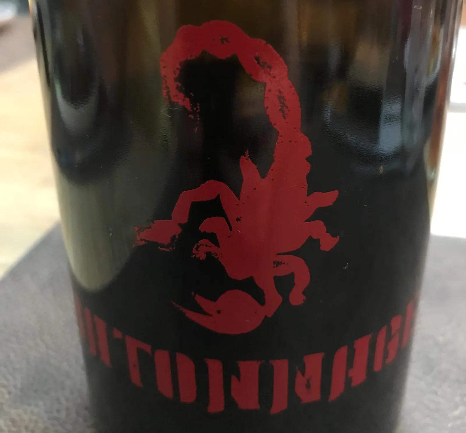 Ein roter Skorpion ist das Etikett dieser Weinflasche