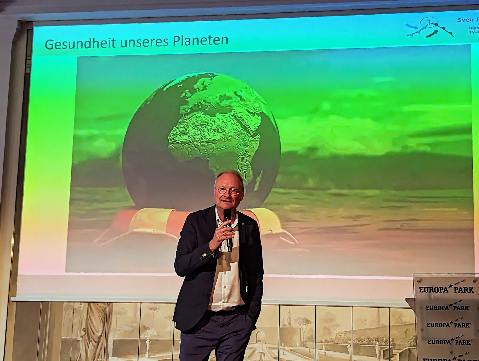 Sven Plöger bei einem Vortrag über das Klima im Europapark Rust. Foto: Jürgen Brand