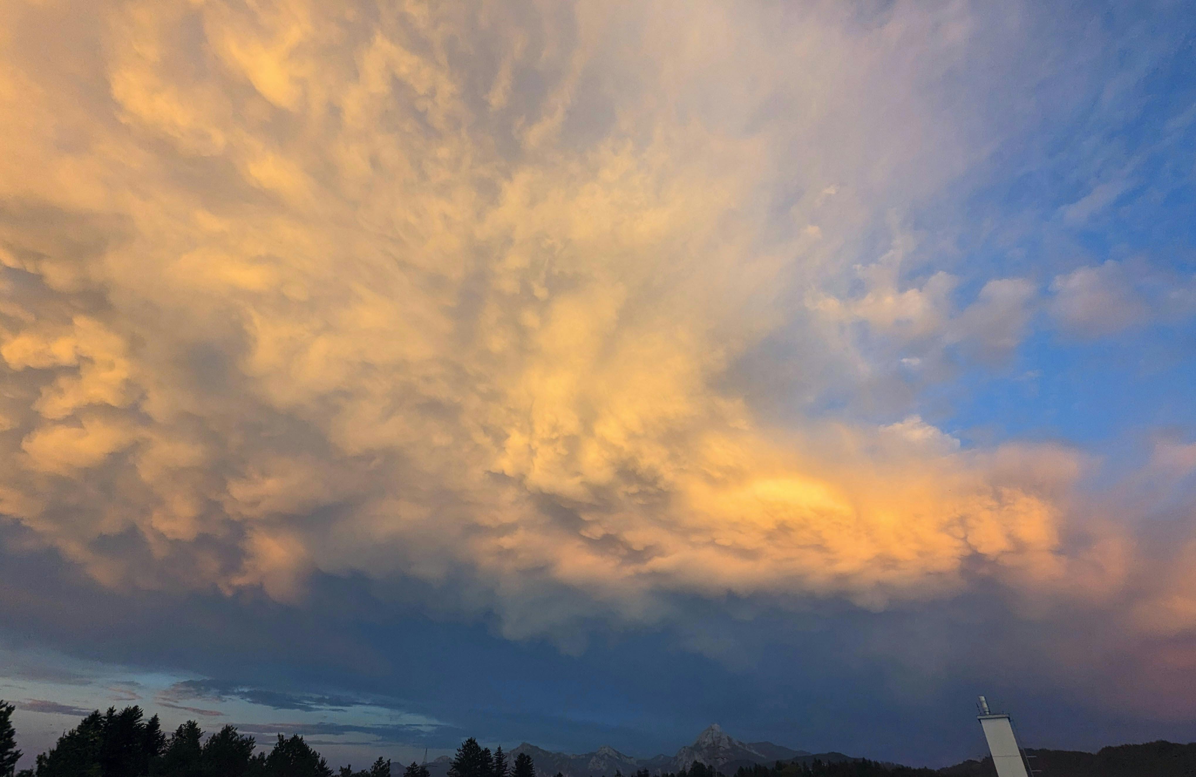 Von der Abendsonne angestrahlte Gewitterwolken über den Alpen. Foto: Jürgen Brand