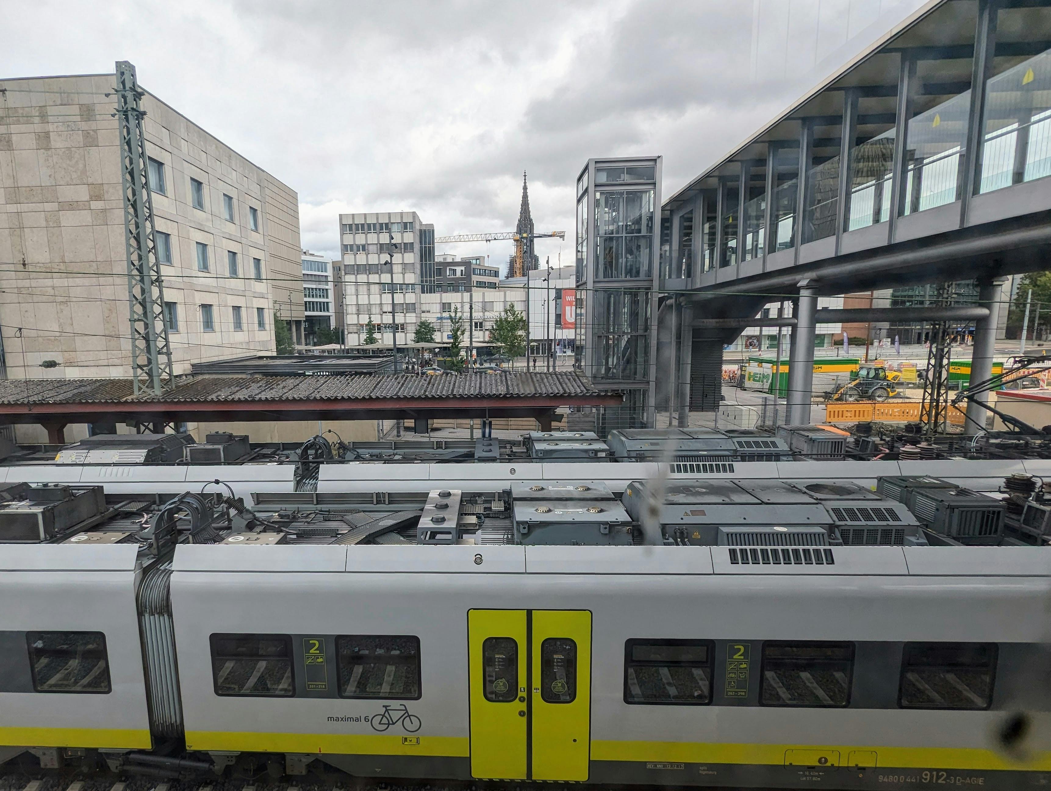 Ulmer Hauptbahnhof mit Münster im Hintergrund. Foto: Jürgen Brand