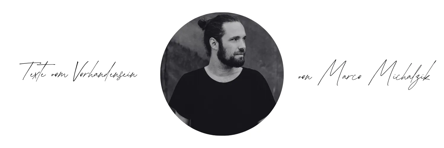 TEXTE VOM VORHANDENSEIN VON MARCO MICHALZIK. In der Mitte des Titelschriftzugs ist ein Porträt des Autors in schwarz-weiß zu sehen.