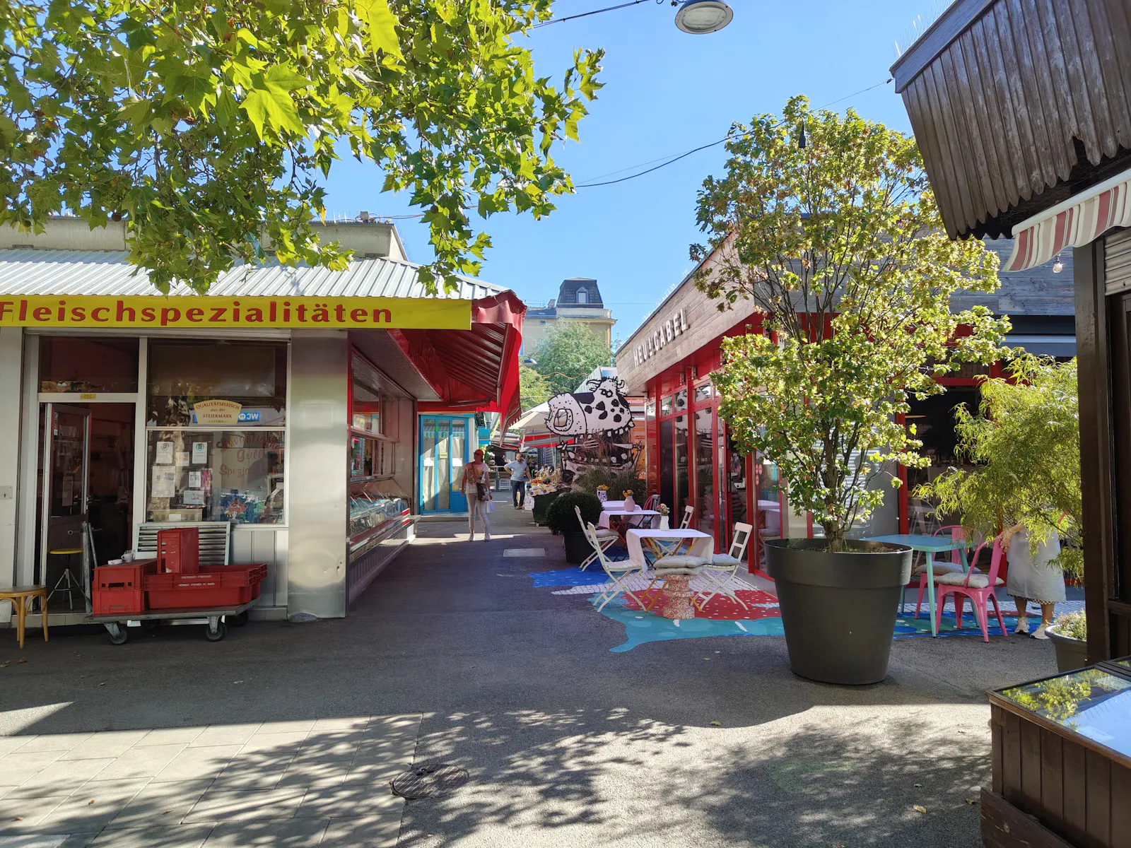 Meidlinger Markt has had a complete turnover in the past 10 years, from formerly plenty of cheap alcohol bars with cigarette smell to beautifully curated bistrots, gastronomy and delicatessen vendors | Meidlinger Markt Stand 21-22, 1120 Wien