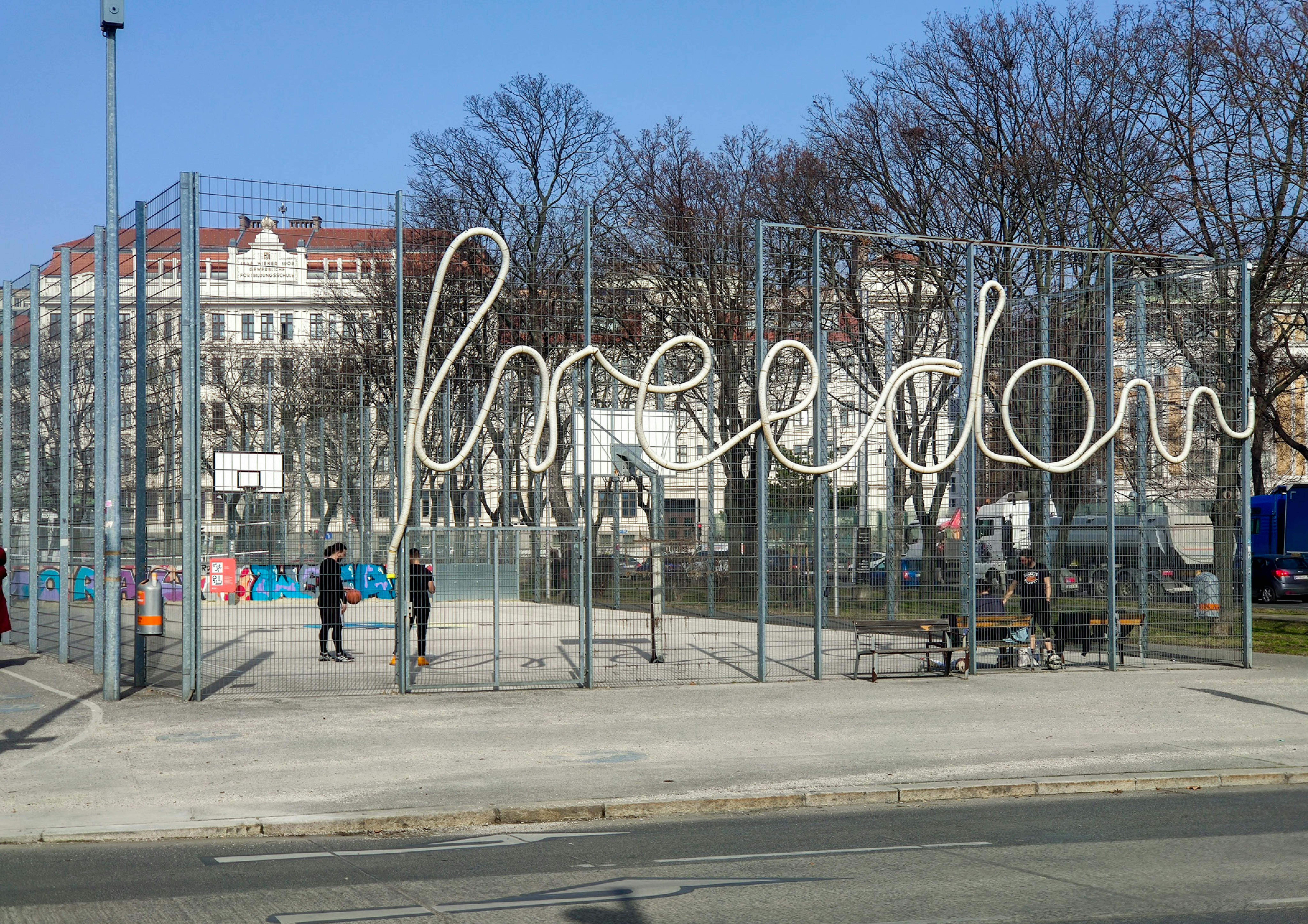 Ballkäfig - caged basketball court inbetween Gürtel traffic lanes with artwork 'Freedom' by Assocreation (2013) | Schönbrunner Straße & Gaudenzdorfer Gürtel, 1120 Wien