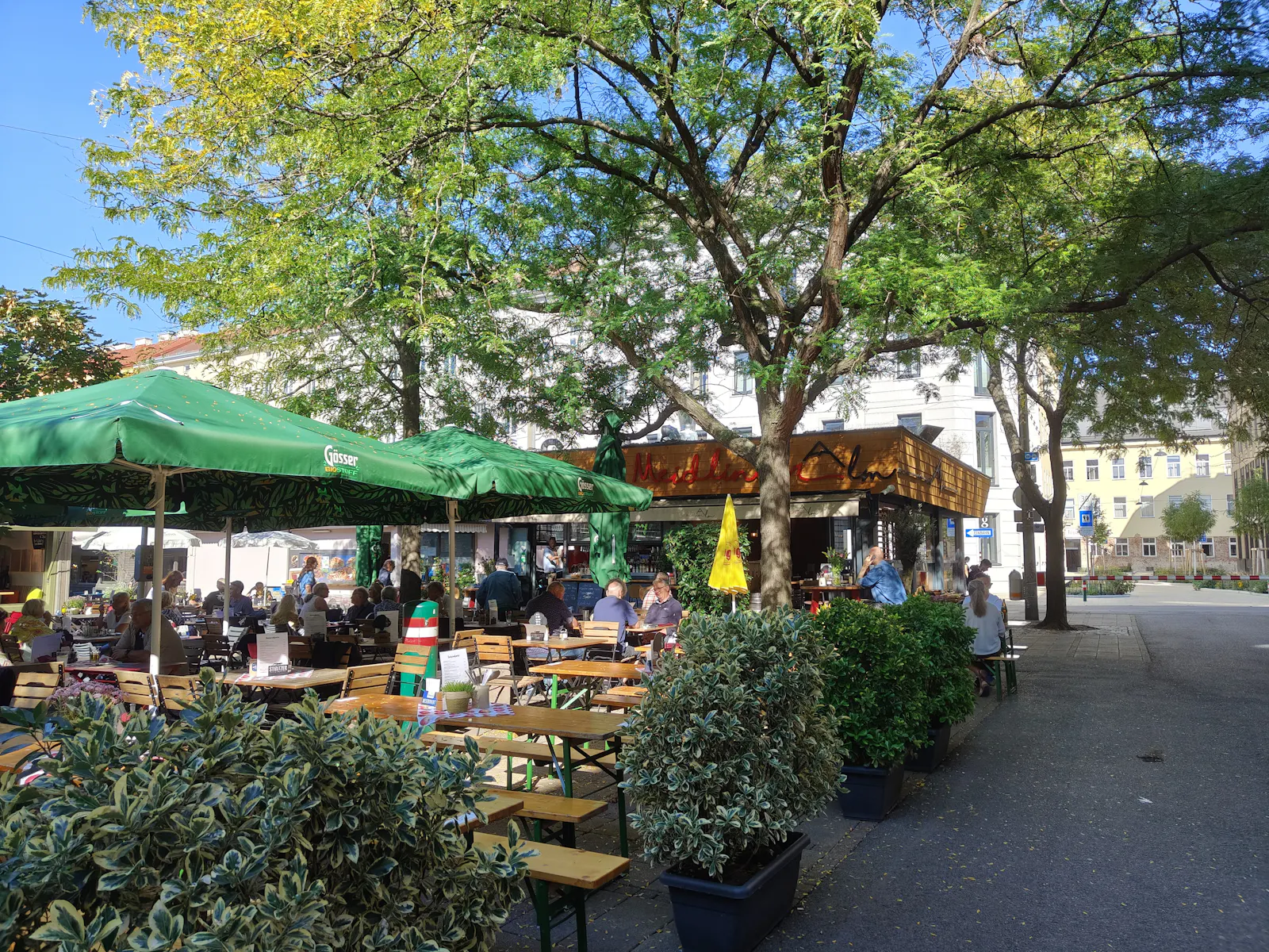 Traditional restaurants and beer gardens are also still to be found under the shade of tall green trees | Meidlinger Markt Stand 29-34, 1120 Wien