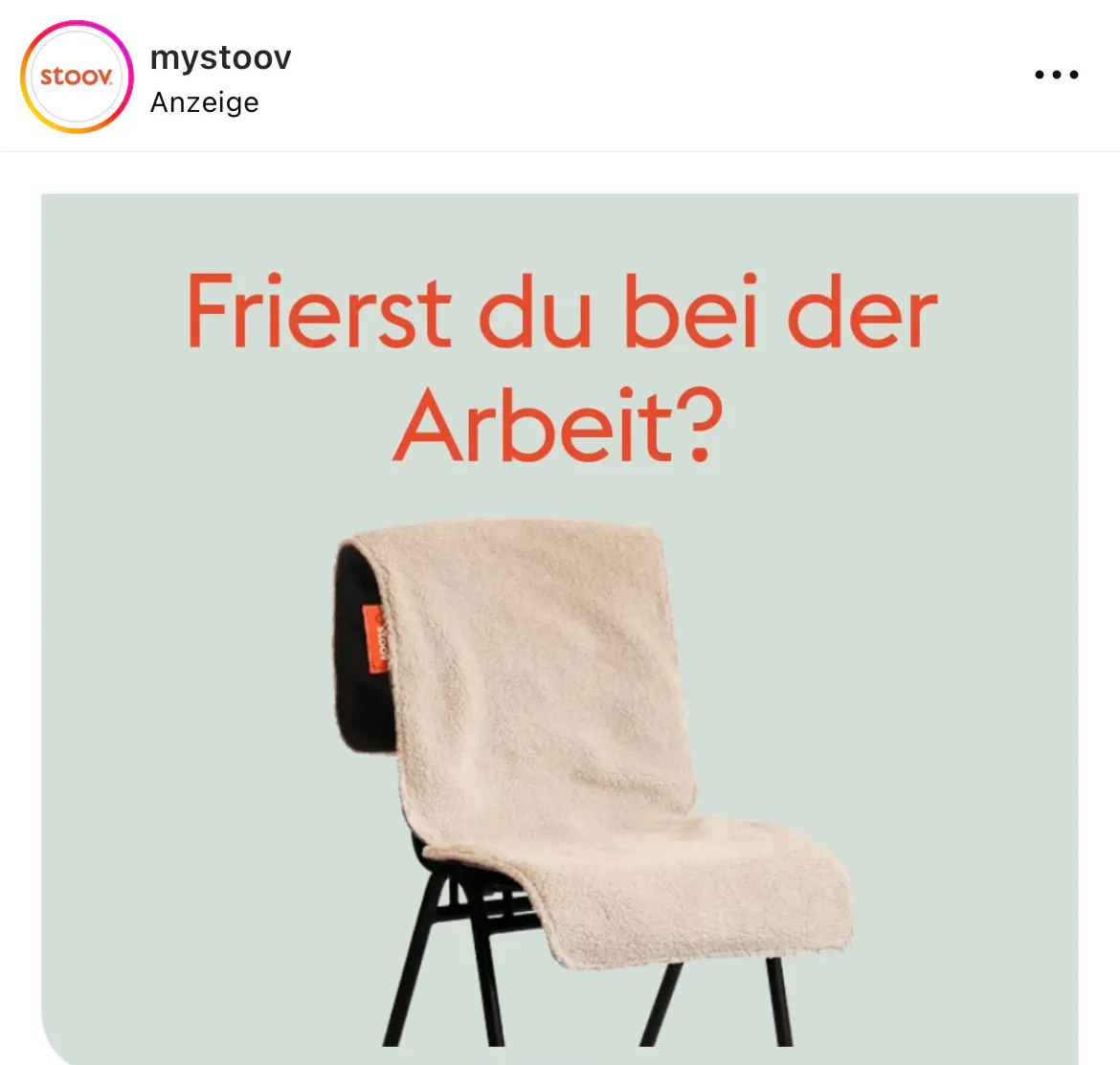 Anzeige. Bild zeigt Stuhl mit einer Art Fekllüberwurf, Text: Frierst du bei der Arbeit?