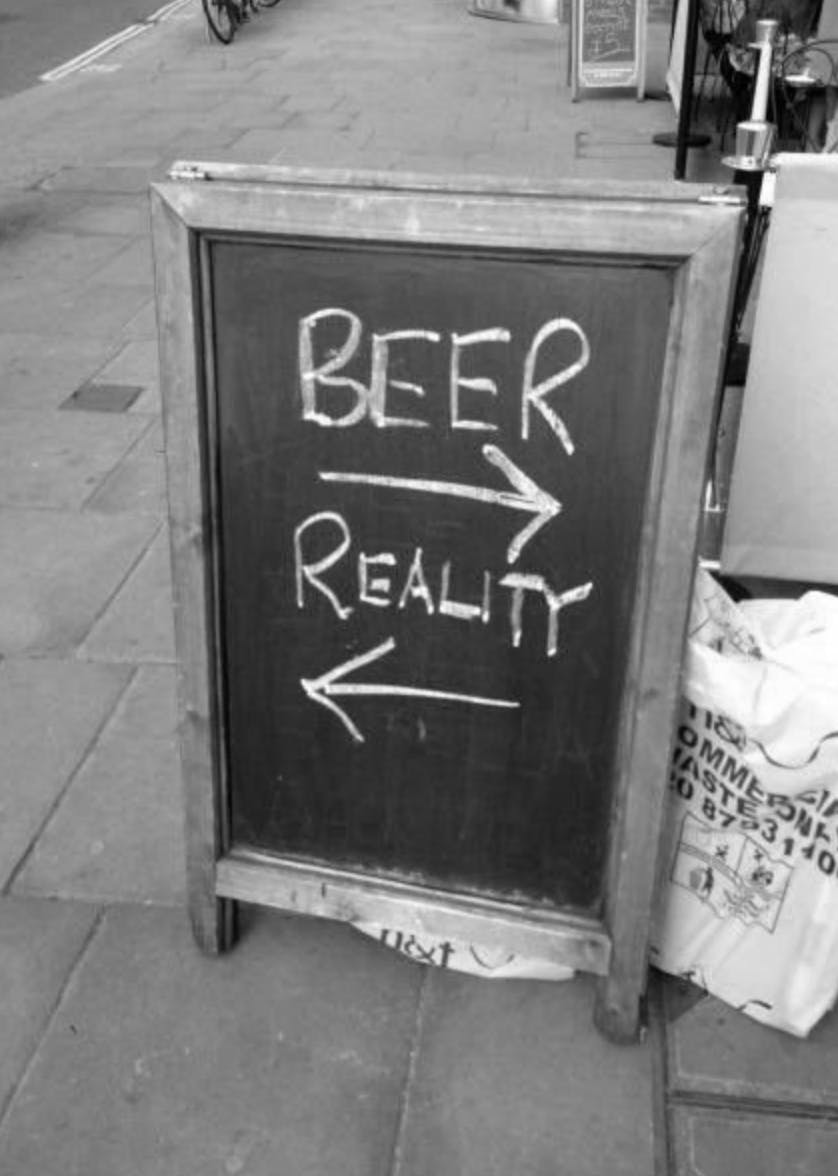 Tafel mit der Aufschrift: »Beer (Pfeil nach Rechts), Reality (Pfeil nach Links)«