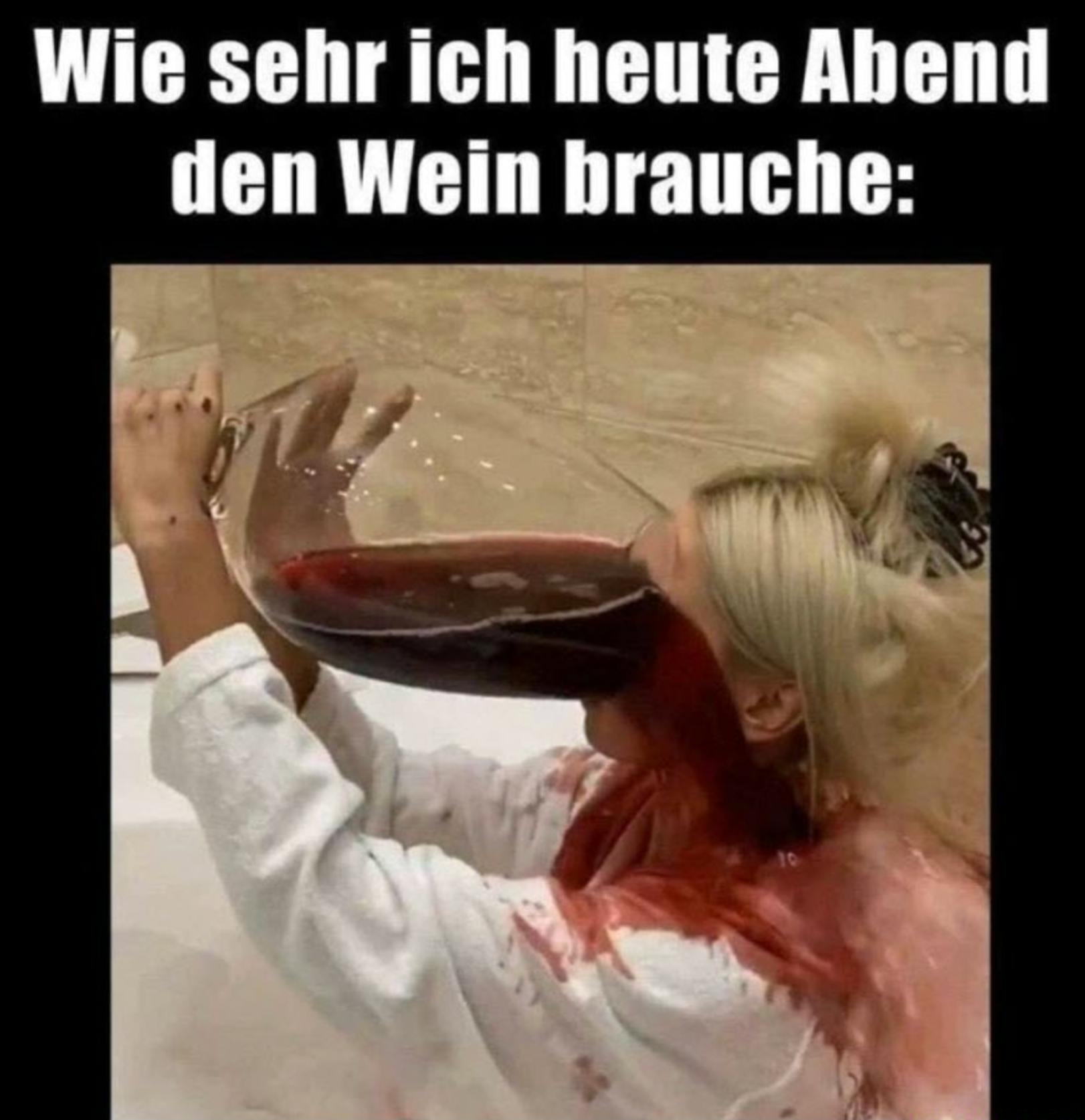 Wie sehr ich heute den Wein brauche: Eine Frau schüttet sich den Inhalt eines übergroßen Weinglases ins Gesicht