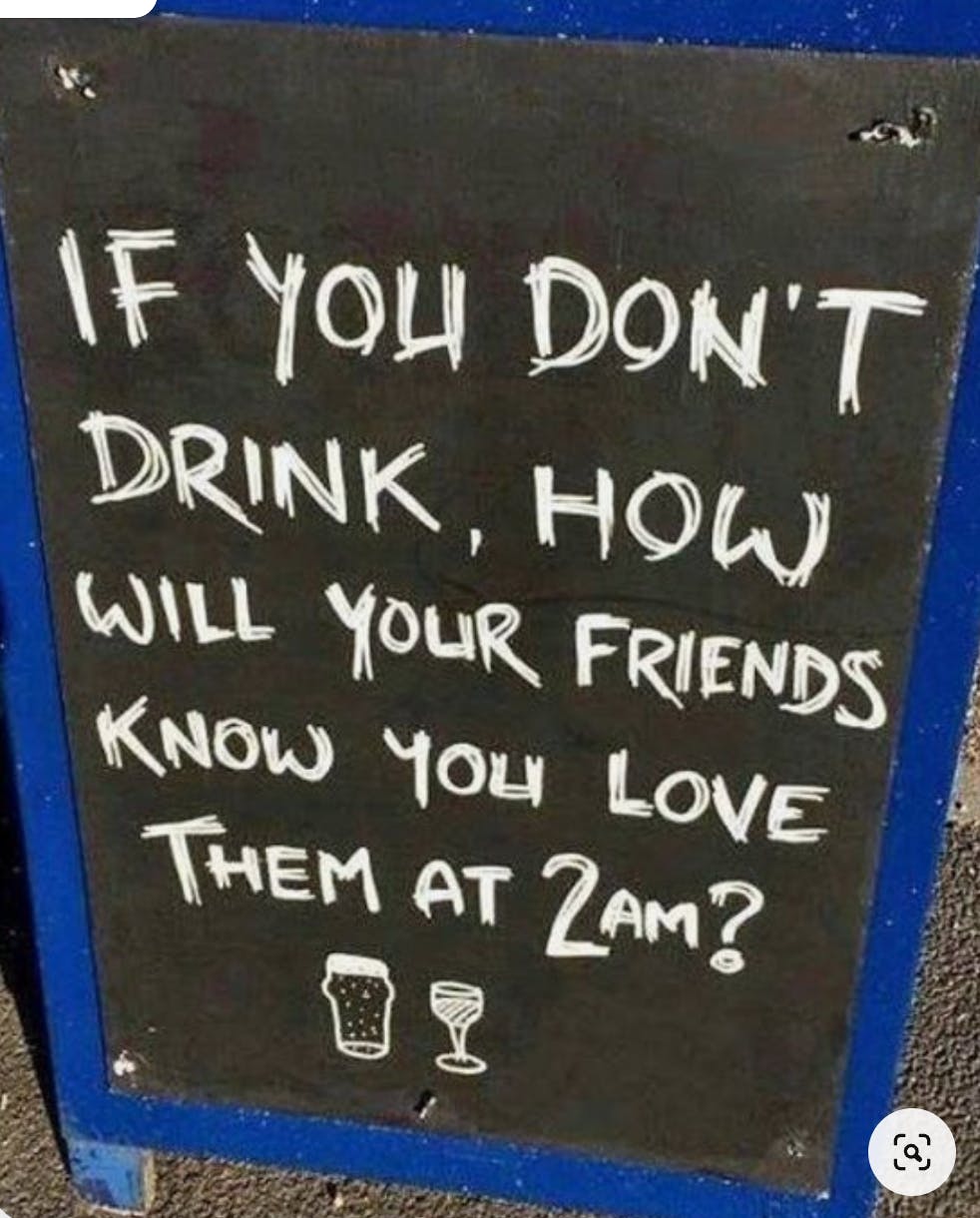 Schild: »If you don’t drink, how will your friends know you love them at 2am?