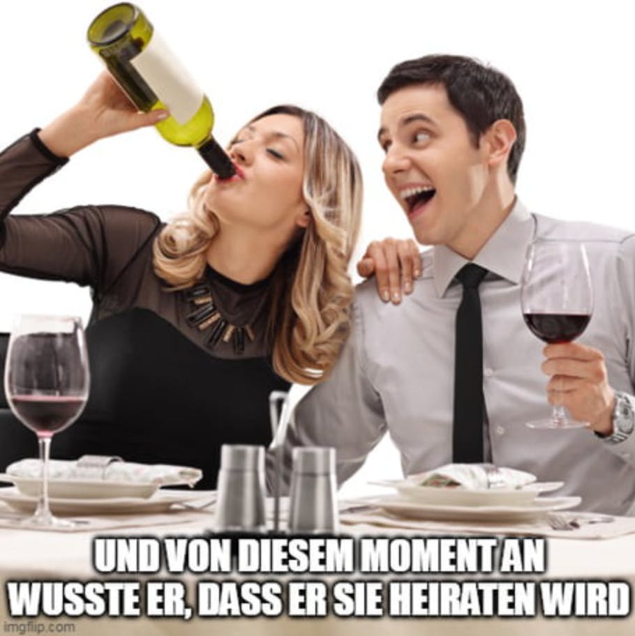Ein Mann und eine Frau beim Abendessen, sie trinkt Rotwein aus der Flasche, darunter steht: »Und von diesem Moment an wusste er, dass er sie heiraten wird.«