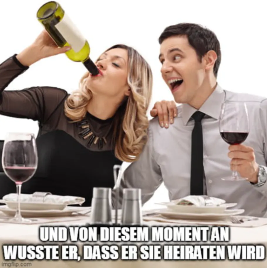 Ein Mann und eine Frau beim Abendessen, sie trinkt Rotwein aus der Flasche, darunter steht: »Und von diesem Moment an wusste er, dass er sie heiraten wird.«