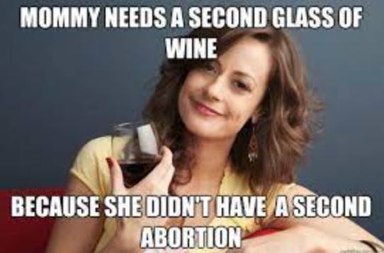 Lächelnde Frau mit Weinglas: »Mommy needs a second glass of wine, because she didn’t have a second abortion.«