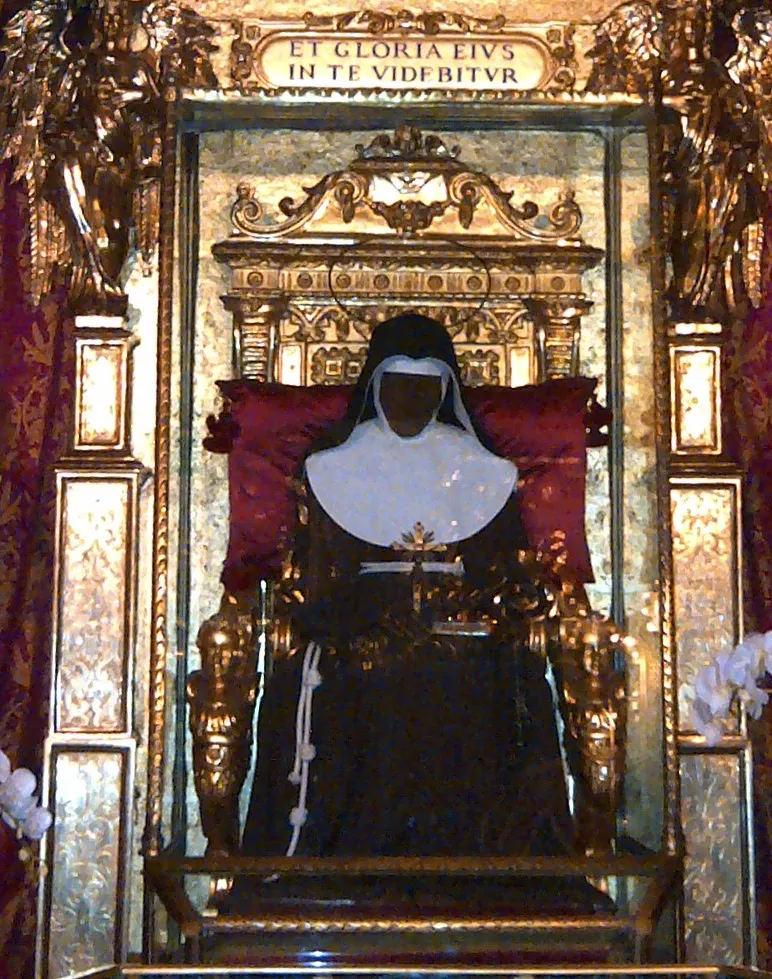 Schwarz mumifizierte Nonne in Glasschrein