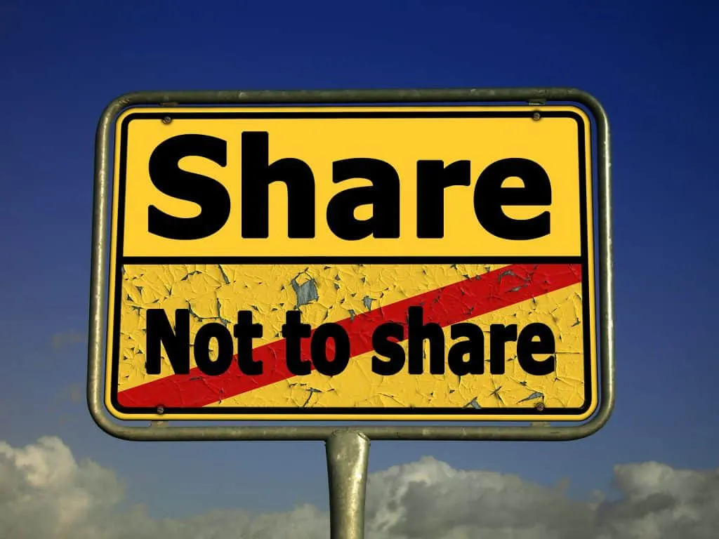 Ortsschild, gelb, in schwarzer Schrift steht im oberen Teil "share", im unteren "not to share" mit einem roten Strich diagonal durchgestrichen