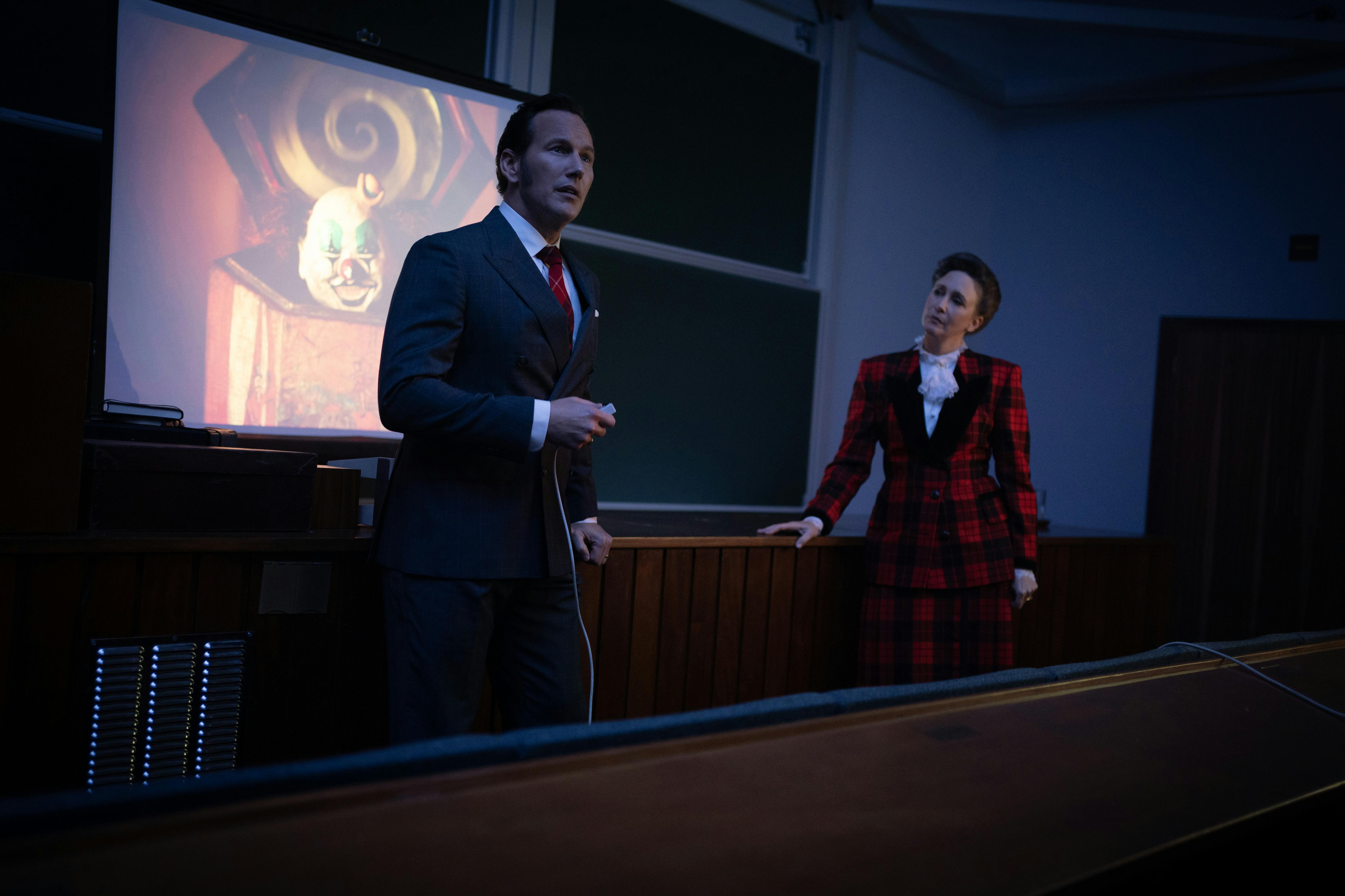 Seriöse Ghostbusters: Ed (Patrick Wilson) und Lorraine Warren (Vera Farmiga) während eines Ruhestands-Vortrags // © 2025 Warner Bros. Entertainment Inc. All Rights Reserved.