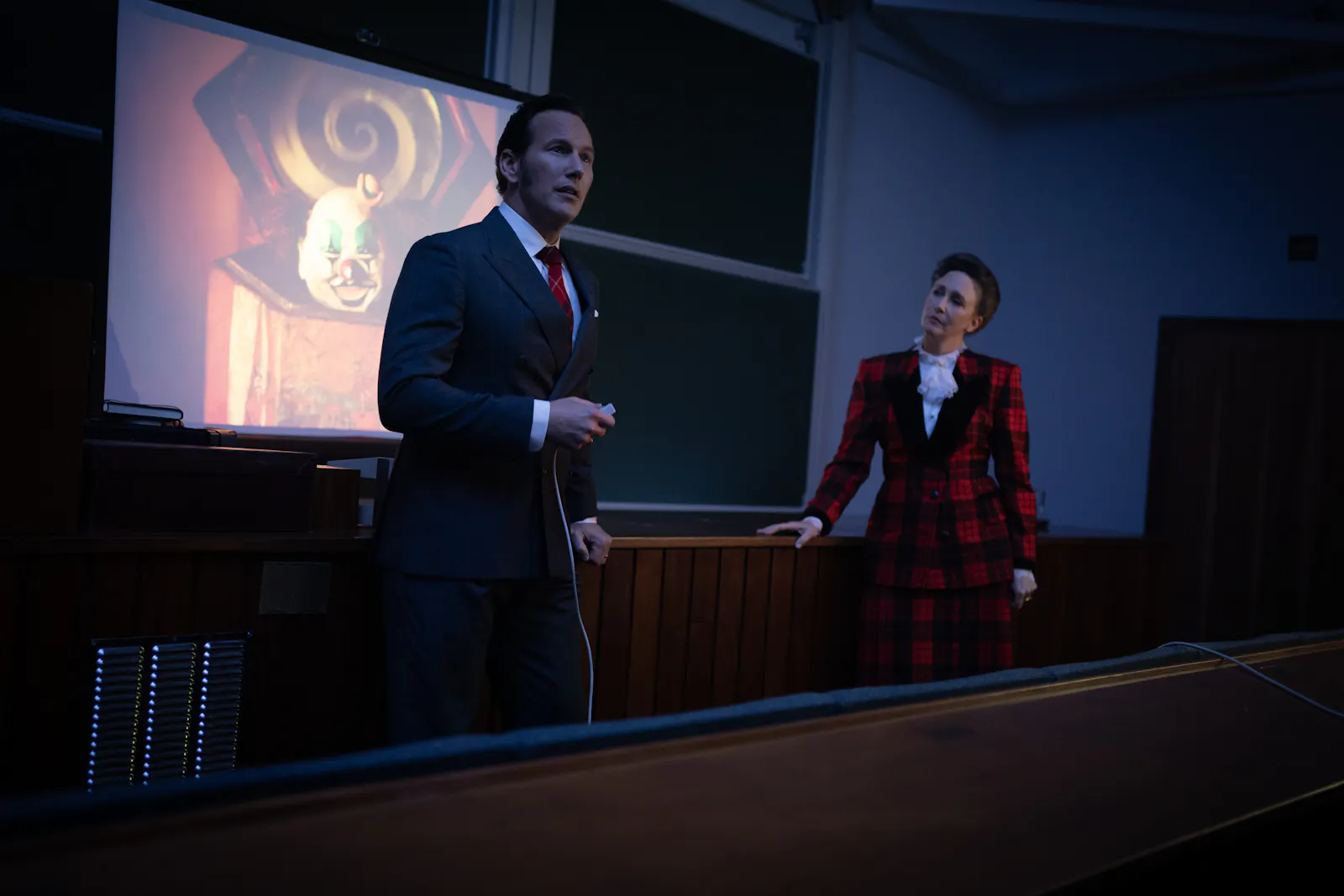Seriöse Ghostbusters: Ed (Patrick Wilson) und Lorraine Warren (Vera Farmiga) während eines Ruhestands-Vortrags // © 2025 Warner Bros. Entertainment Inc. All Rights Reserved.