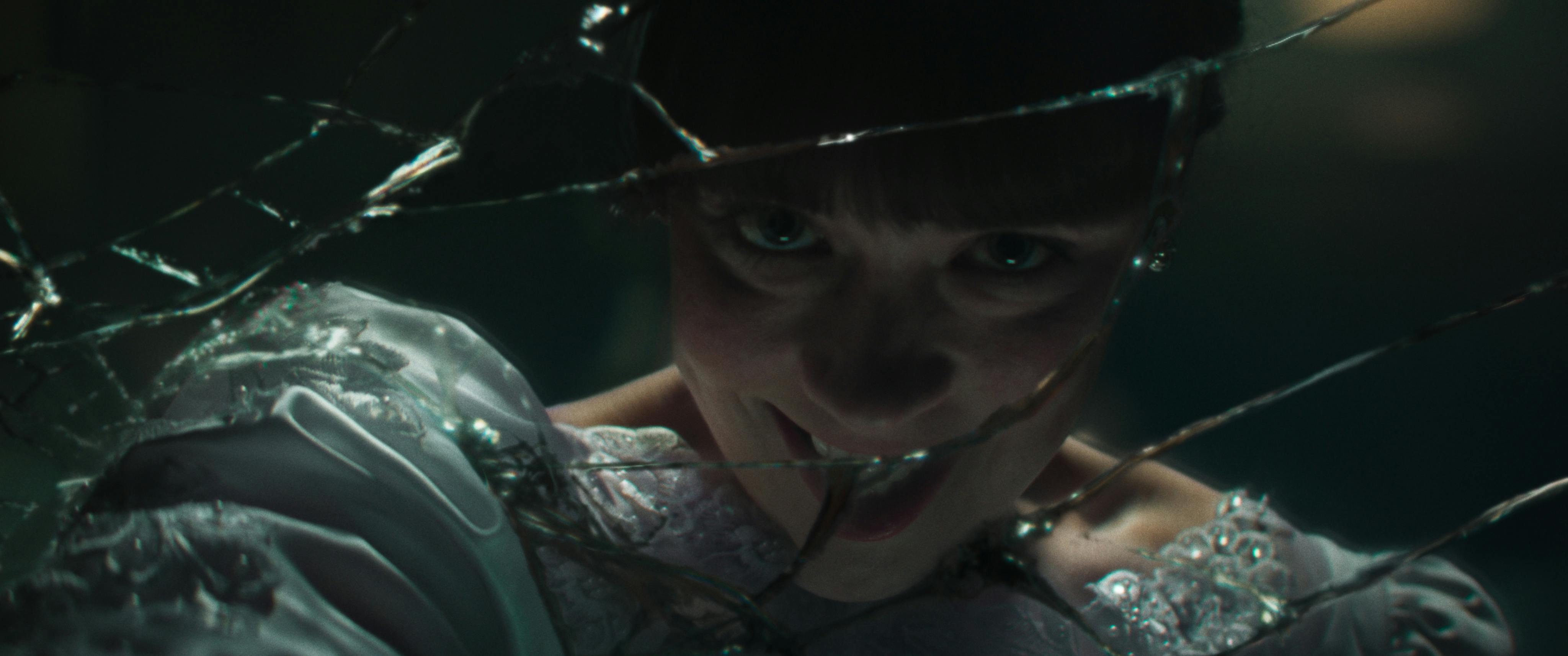 Spieglein, Spieglein mit dem Sprung... Mia Tomlinson in Conjuring 4 // © 2025 Warner Bros. Entertainment Inc. All Rights Reserved.