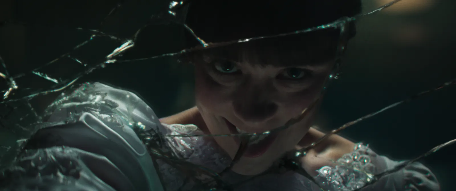 Spieglein, Spieglein mit dem Sprung... Mia Tomlinson in Conjuring 4 // © 2025 Warner Bros. Entertainment Inc. All Rights Reserved.