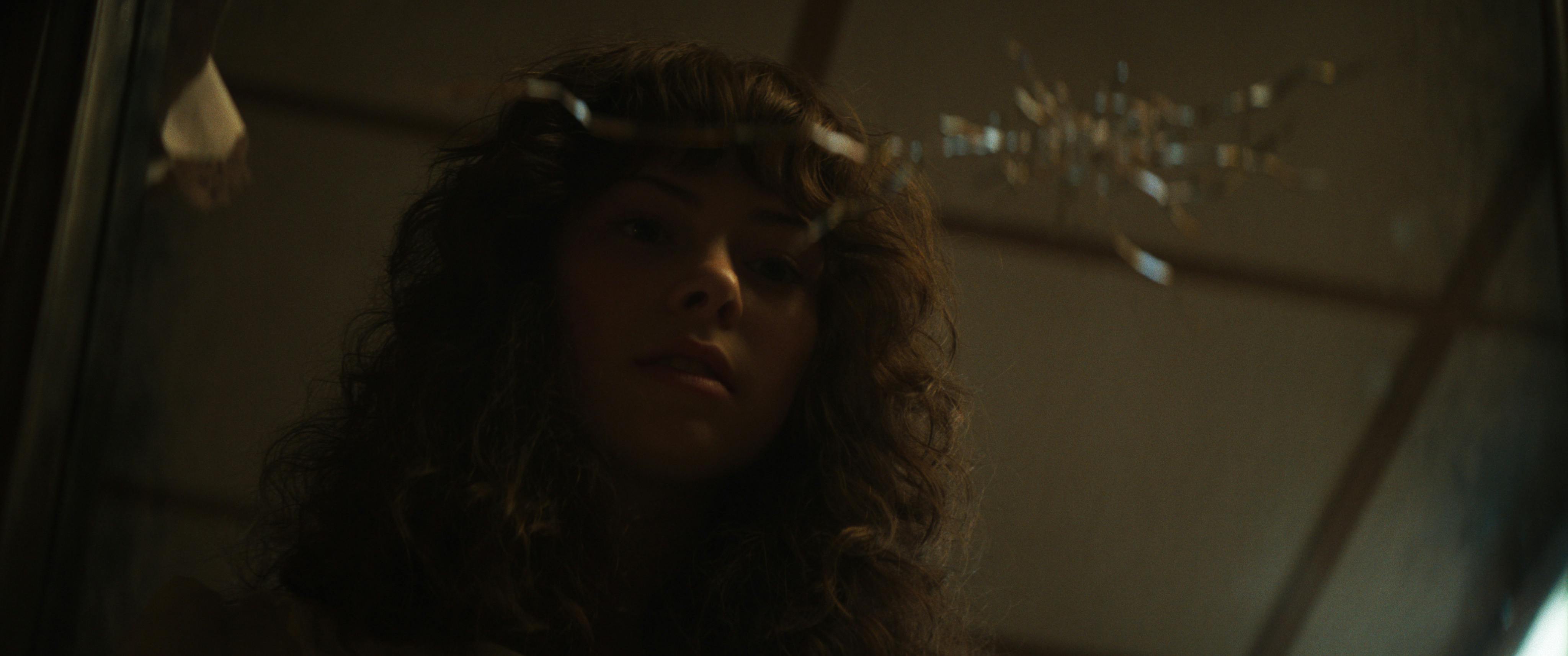Kíla Lord Cassidy ist als Heather sprunghaft // © 2025 Warner Bros. Entertainment Inc. All Rights Reserved.