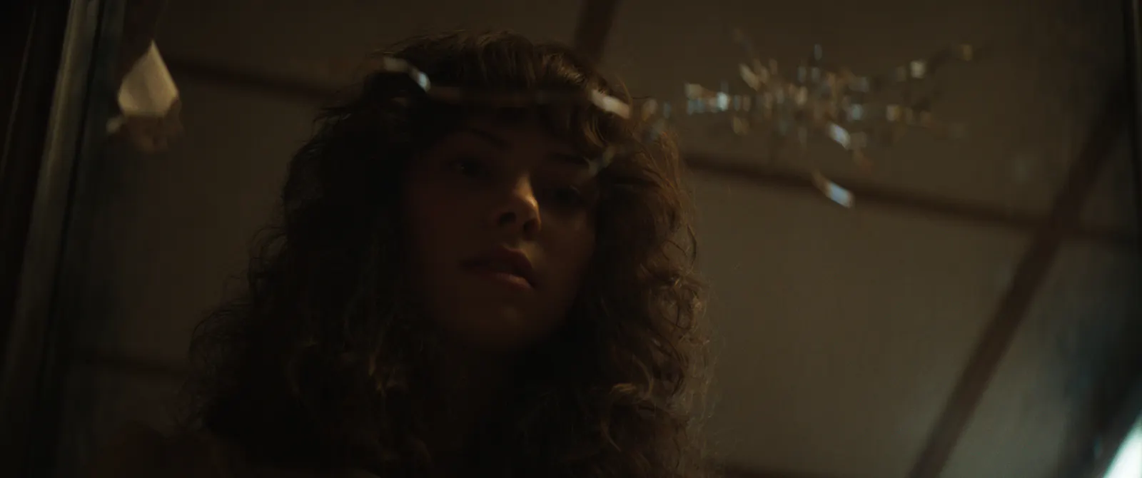 Kíla Lord Cassidy ist als Heather sprunghaft // © 2025 Warner Bros. Entertainment Inc. All Rights Reserved.