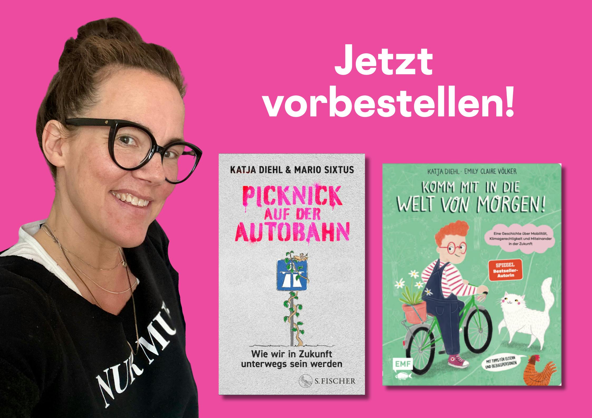 Eine lächelnde Frau mit Brille posiert neben zwei Buchdeckeln auf einem rosa Hintergrund. Der Text lautet „Jetzt vorbestellen!“.