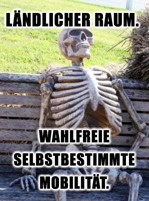 Ein Plastikskelett sitzt auf einer Bank. Text: Ländlicher Raum. Wahlfreie selbstbestimmte Mobilität.