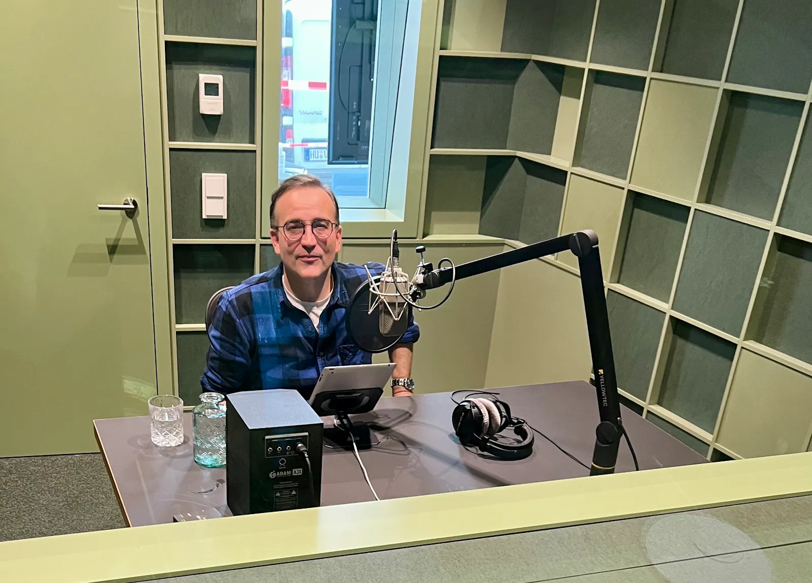 Beim Einsprechen von "Die Zeit der Verluste" im Hörbuchstudio