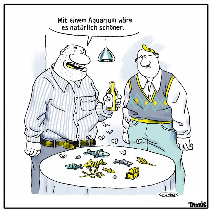 Gezeichneter Cartoon: Zwei Männer stehen vor einem Tisch und schauen auf diesen hinunter. Darauf liegen mehrere tote Fische und eine Dekoschatztruhe. Über dieser Ansammlung schwirren Fliegen. Der eine Mann sagt zum anderen: »Mit einem Aquarium wäre es natürlich schöner.«