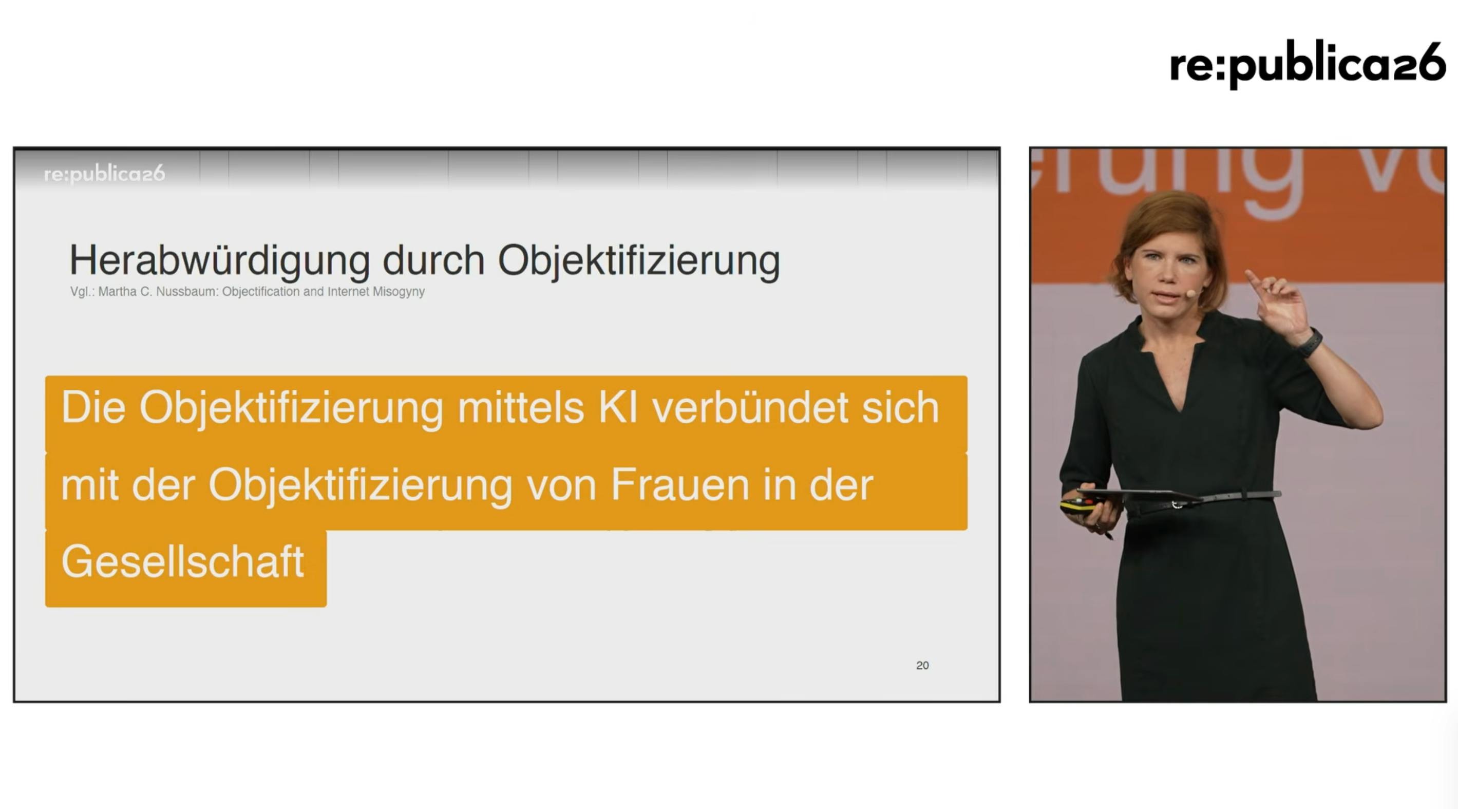 Szene vom Vortrag, auf der Folie des Vortrags steht: Die Objektifizierung mittels KI verbündet sich mit der Objektifizierung von Frauen in der
Gesellschaft