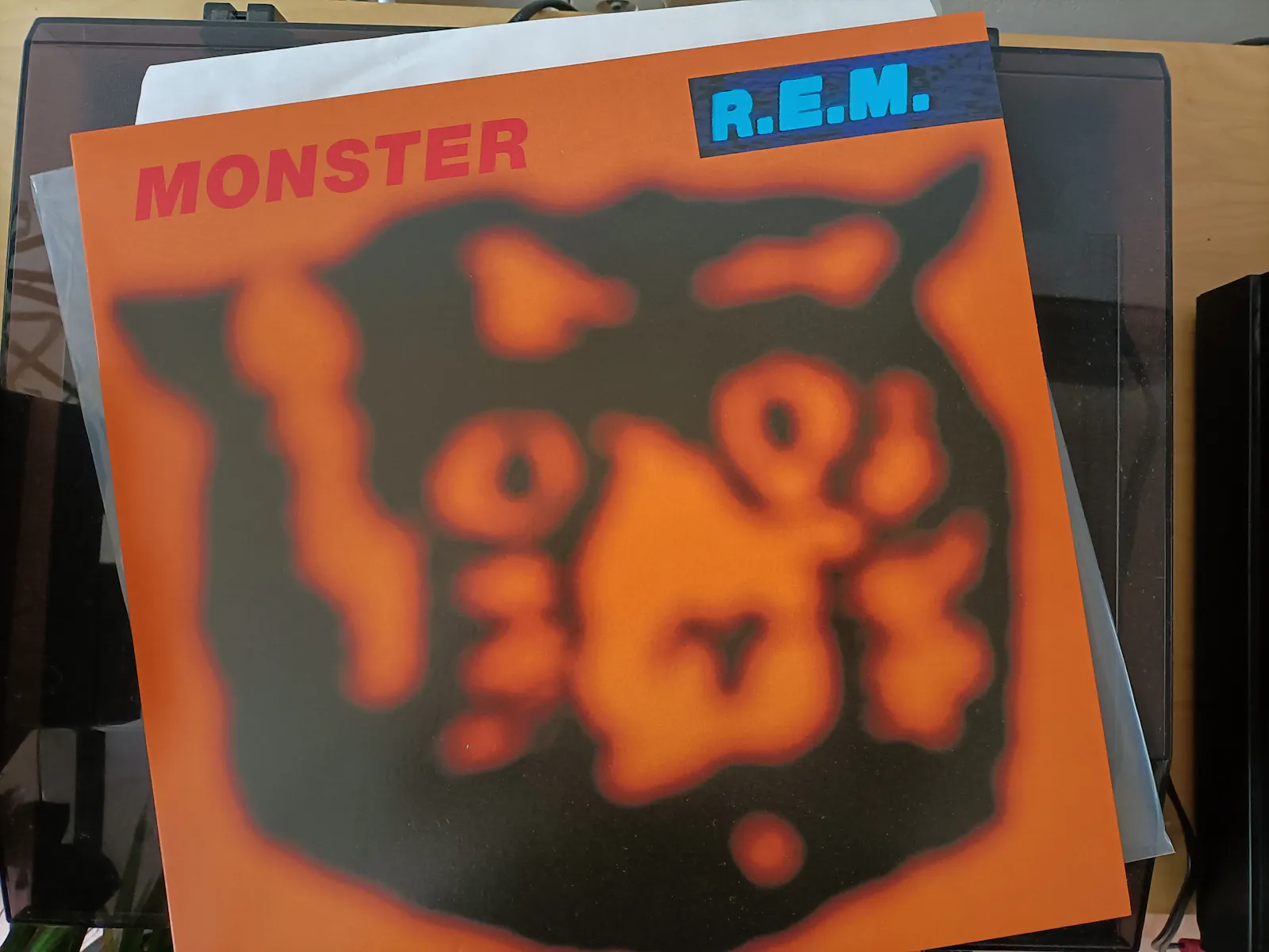 Plattencover, orange, verschwommen in schwarz ein Bärenkopf
R.E.M. Monster