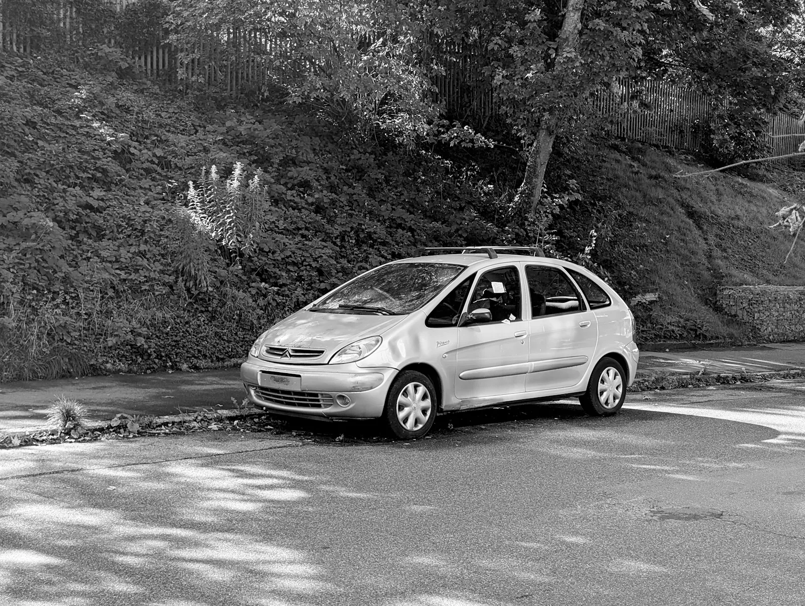 Zum Thema Stadtbild: Das Auto steht seit Monaten abgemeldet und natürlich ohne Parkschein im Halteverbot an der Schurwaldstraße bei der Herz-Jesu-Kirche. Foto: Jürgen Brand