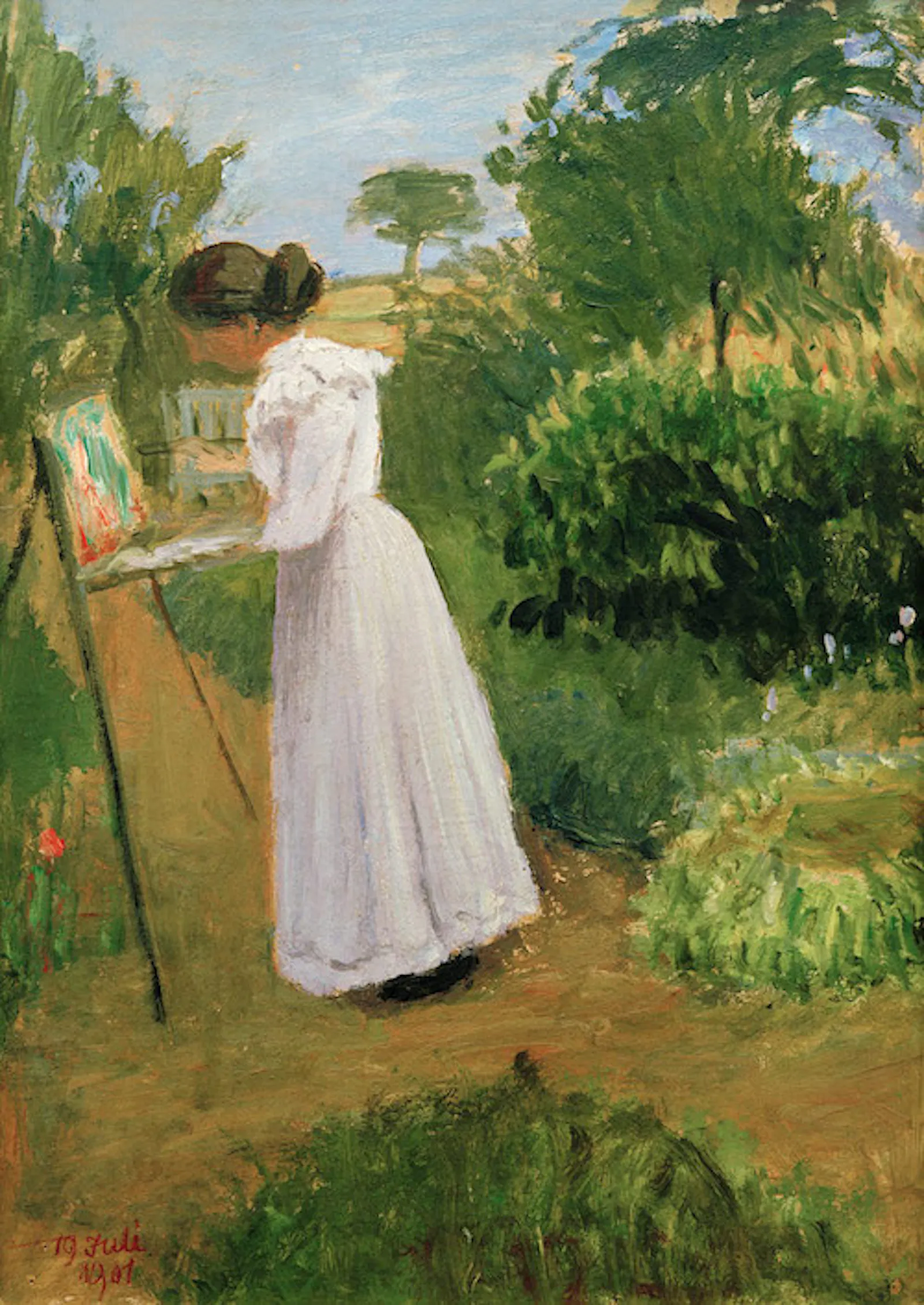 Die Künstlerin malt vor der Staffelei im Garten stehend.