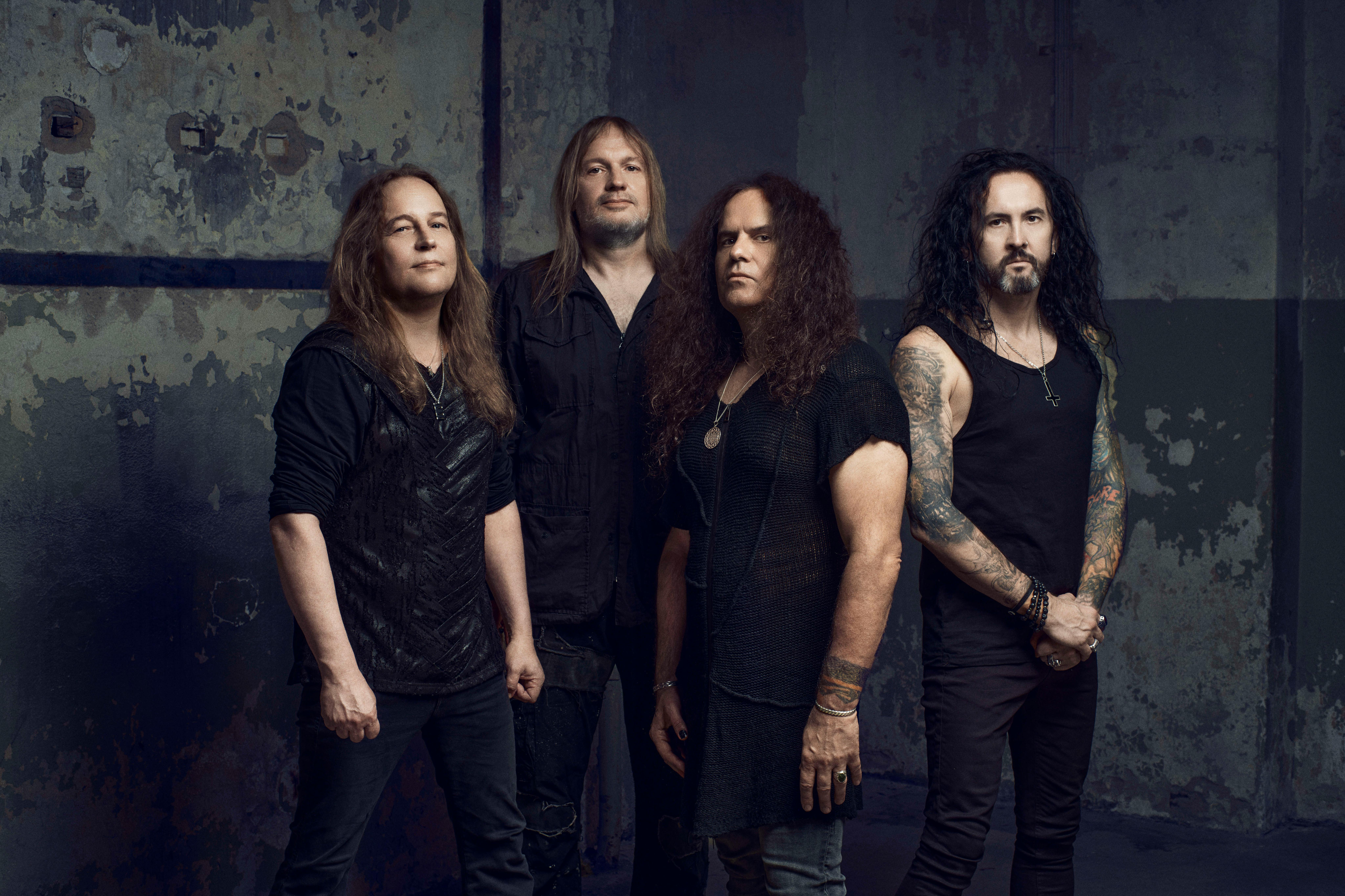 Bandfoto mit den KREATOR-Mitgliedern vor einer Mauer