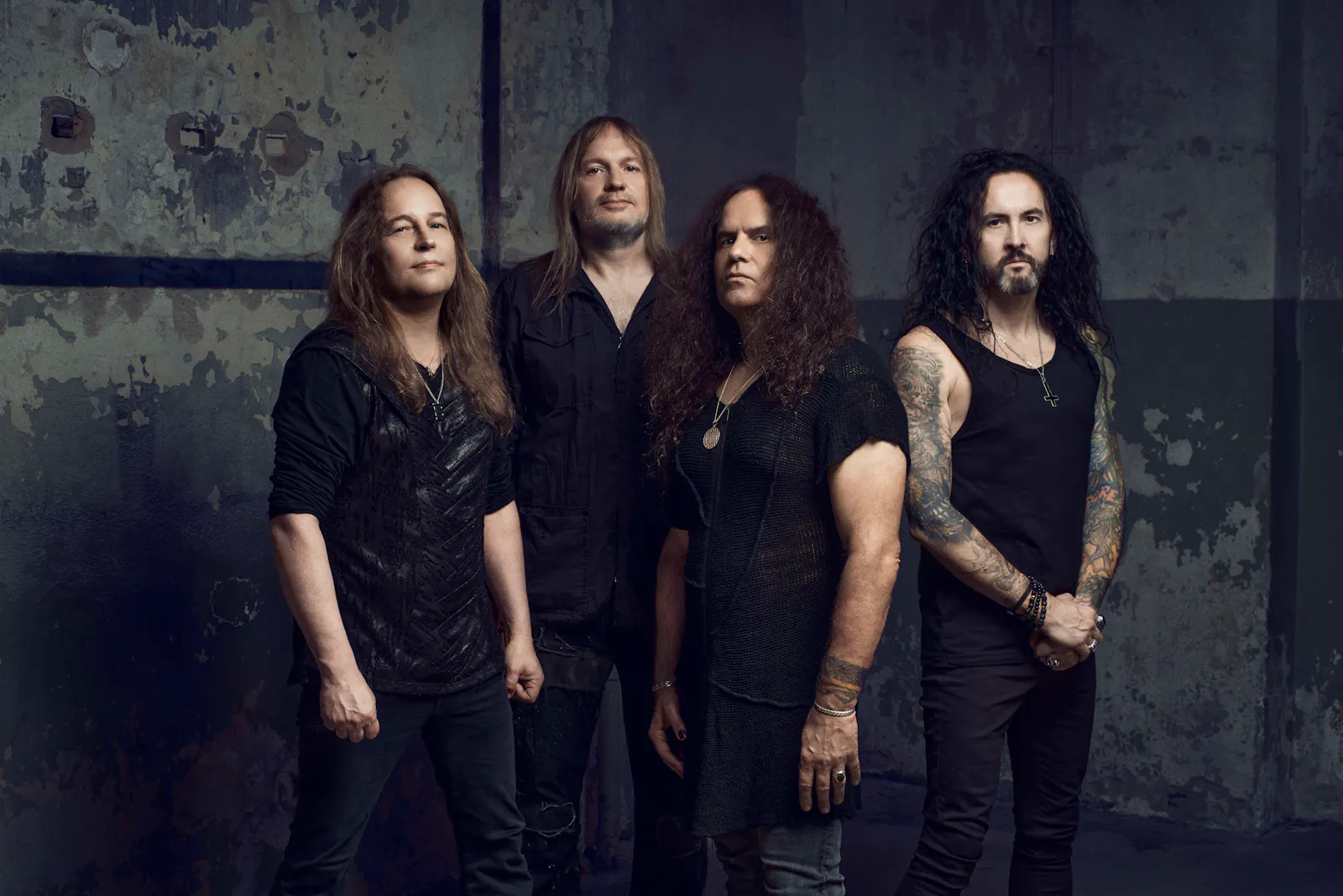 Bandfoto mit den KREATOR-Mitgliedern vor einer Mauer