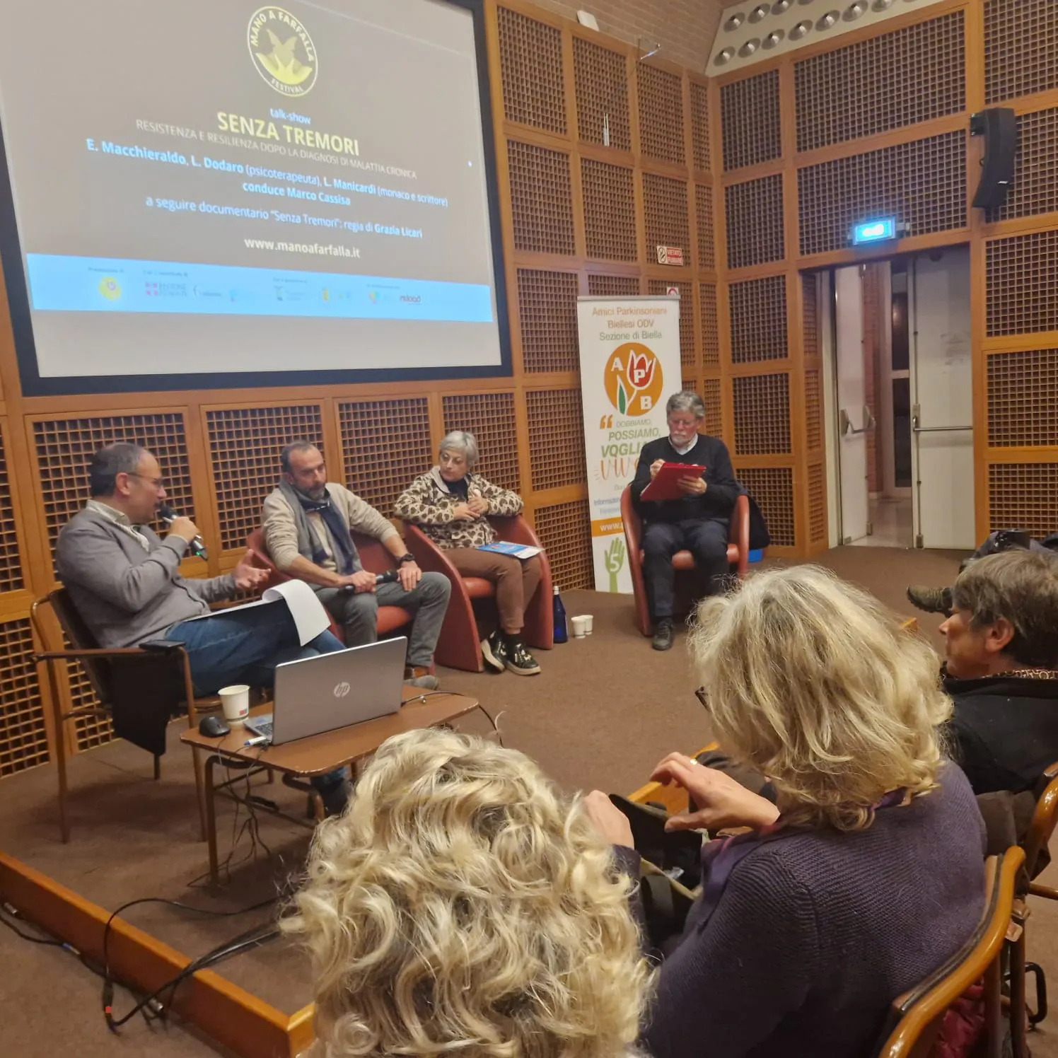 I relatori dell'incontro Senza Tremori durante il Festival Mano a farfalla
da sinistra Marco Cassisa, Ettore Macchieraldo, Luisa Dodaro, Luciano Manicardi