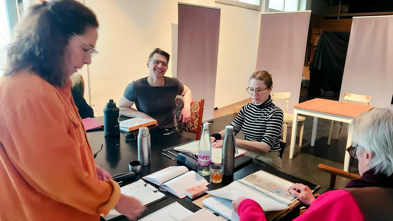 Das Ensemble bei der ersten Konzeptionsprobe um einen Tisch herum sitzend.