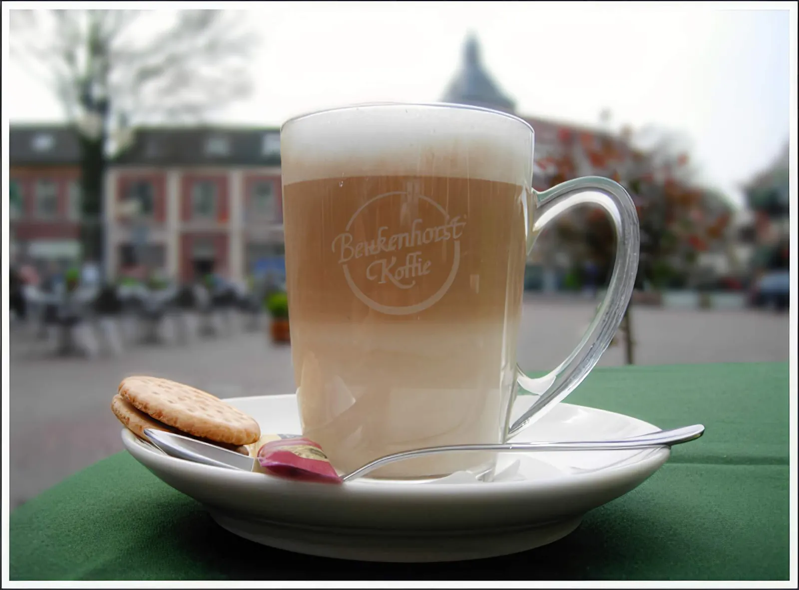 eine Tasse Kaffee auf einer niederländischen Terrasse
