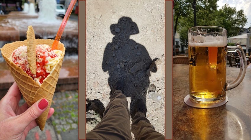 Triptichon aus Spaghettieis in der Waffel, Schatten einer Person mit Hut auf steinigem Sandboden mit Wasserflasche und Bierglas im Biergarten