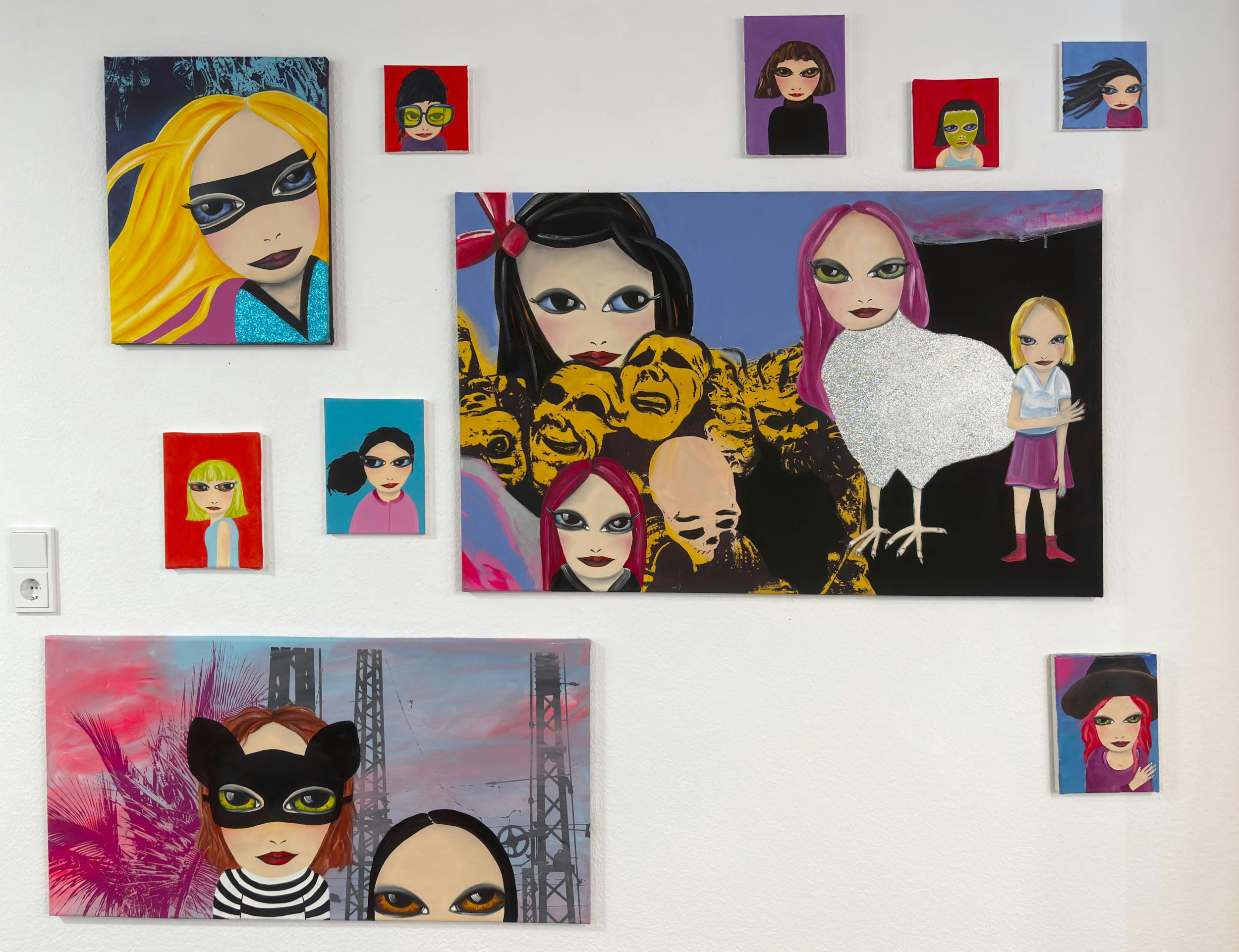 Viele Augenmädchen Bilder gemalt auf einer Wand zu sehen in prächtigen Farben.