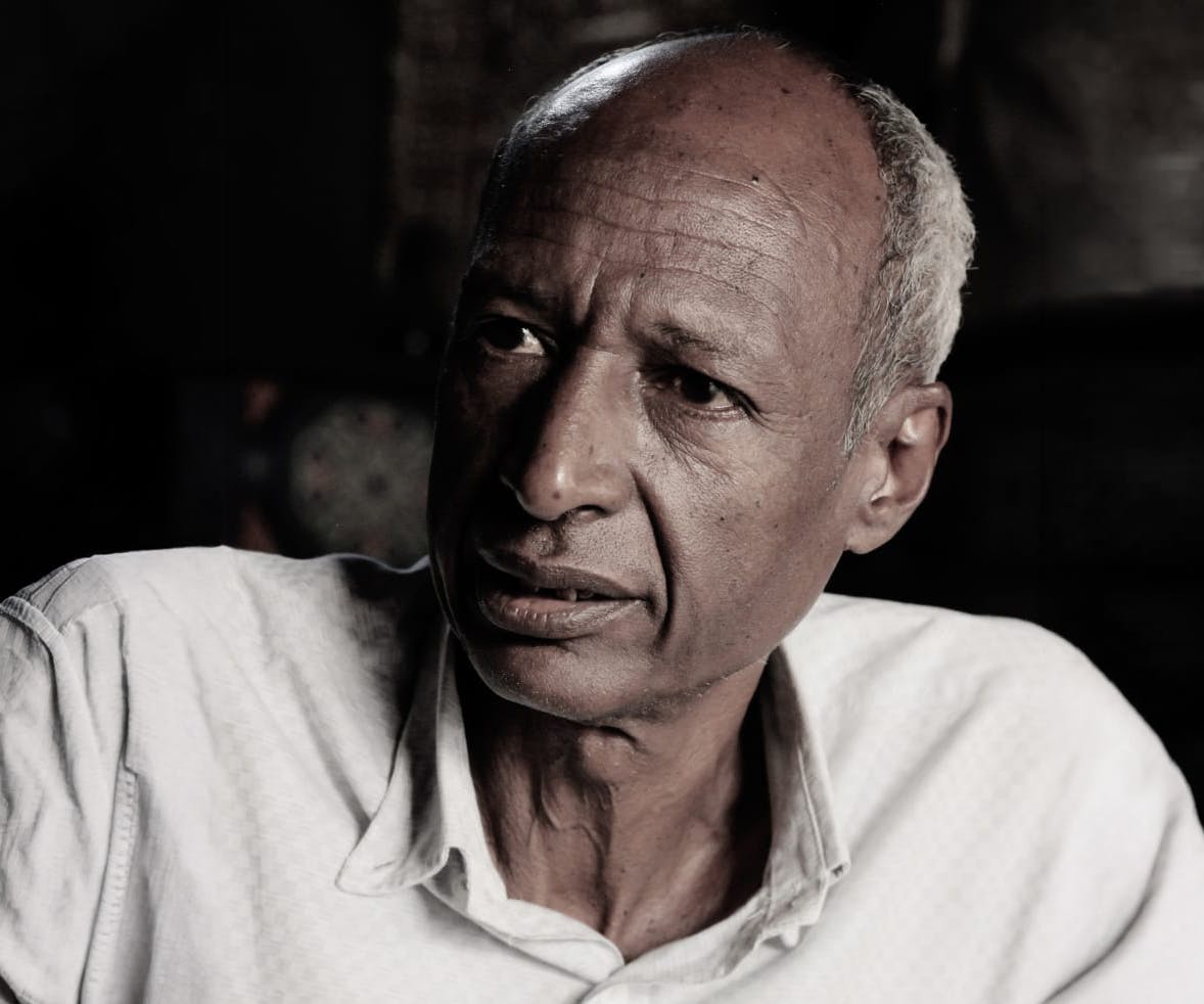 A hidden master of magical realism: Egyptian writer Ahmad Aboukhnegar crafts dense, luminous stories shaped by desert myths, responsibility, and quiet wonder. Khaled Osman revisits a voice too long overlooked—and reveals why his work deserves rediscovery.
(Available in Arabic, English, French, German & Spanish)