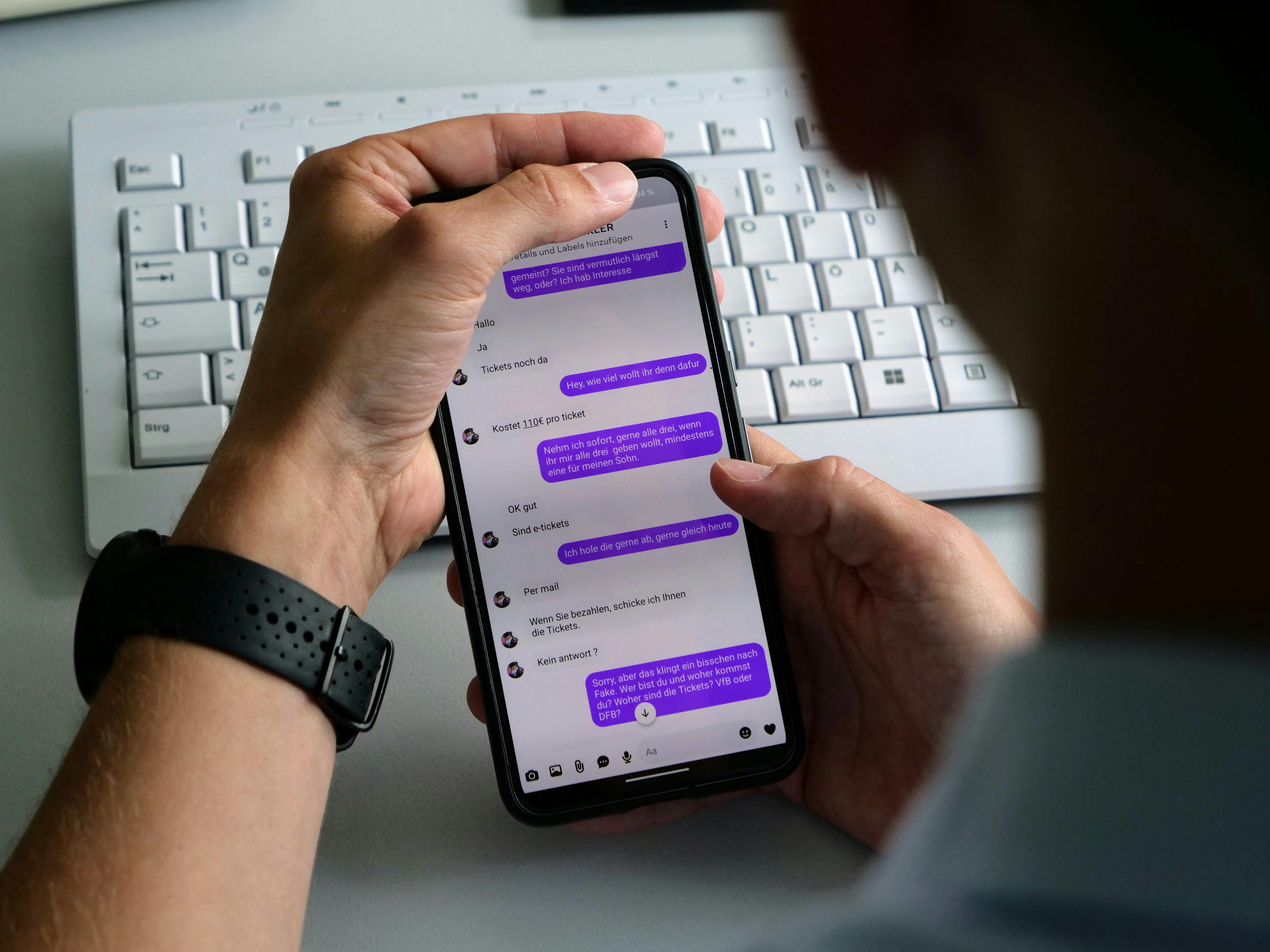 Der Betrugssachbearbeiter der Stuttgarter Polizei liest den Chat-Verlauf zum vermeintlichen Finalticket-Verkauf. Foto: Jürgen Brand