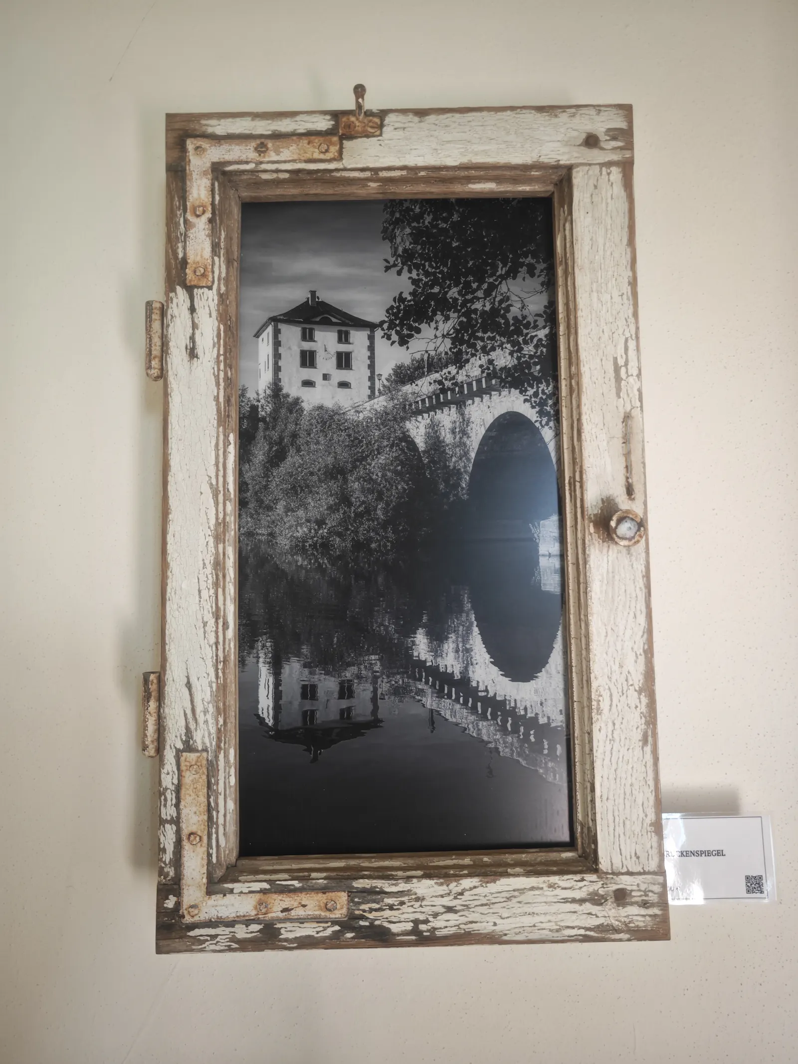 Eine Schwarz-Weiß-Fotografie von der Alten Lahnbrücke in einem alten Fensterladen präsentiert