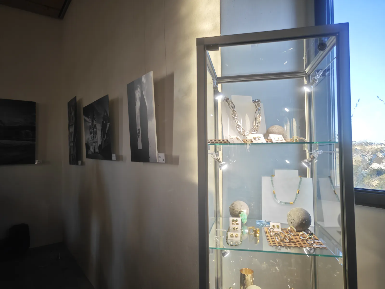 Schmuck und Fotografie in einer Ausstellung vereint