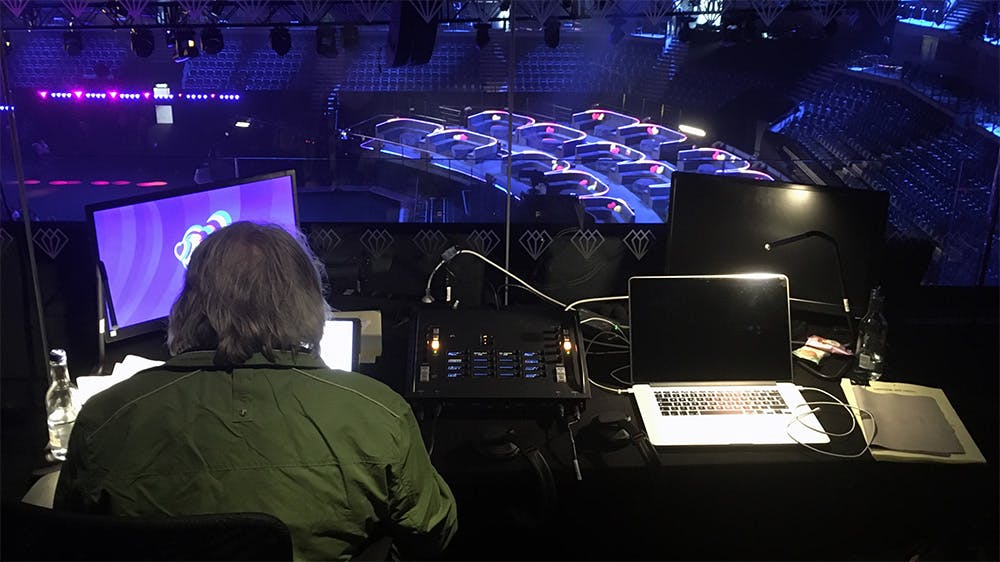 Peter Urban in der deutschen Kommentatorenkabine beim ESC 2023.
