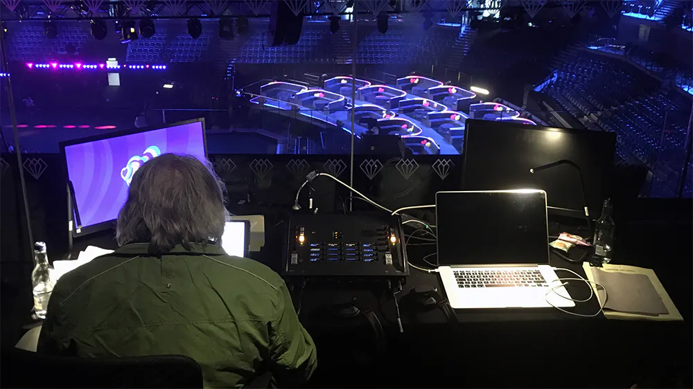 Peter Urban in der deutschen Kommentatorenkabine beim ESC 2023.