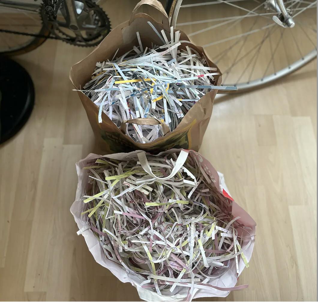 2 Papiersäcke voller Papierschnipsel aka Shredderüberreste